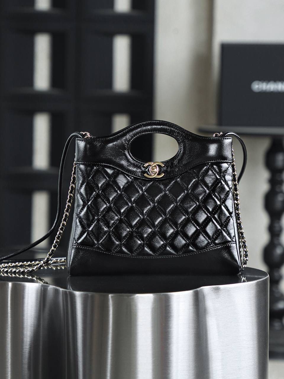 25Bag迷你肩帶可拆卸鑒定版👜 一包一碼 支持全球鑒定查驗身份證原廠專G Bonaudo皮料過關清單資料可査詢 31bag mini鏈條換成可拆卸的成了最大的亮點！ 油蠟羊皮質感真的好高級，可手提可斜挎，又美又颯！ 五金：全鋼淺金扣 皮料：Bonaudo油蜡小羊皮 尺寸：22*23.5*5.5cm