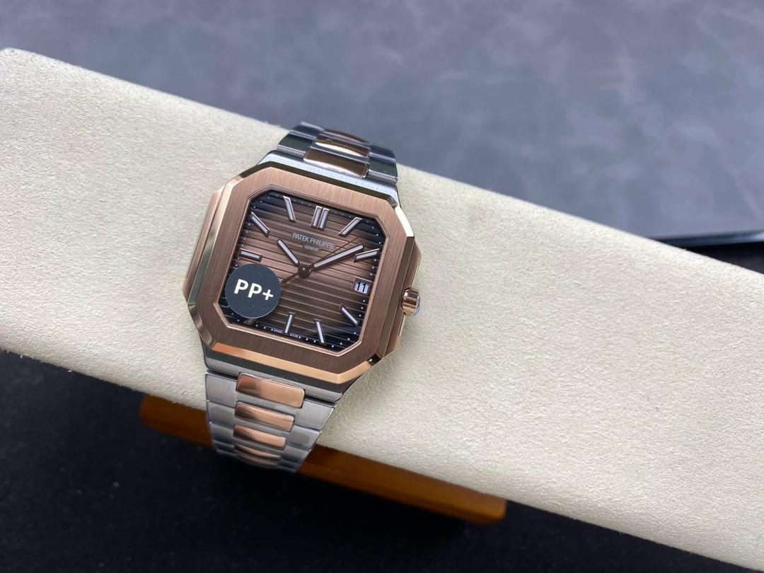 百达翡丽 方形 新系列CUBITUS 5821腕表 亮点特色：1️⃣机芯:搭载定制9015改Cal.26-330 SC一体机，调时不停秒，调时不停秒，摆轮位置均与正品一致，自动上链机芯。2️⃣钢带:316L定制级人体工程学表带，新扣款式。3️⃣表壳:尺寸45毫米厚度仅8.3mm，为表壳对角线长度(即10点位至4点位),因为表壳近似于方形，上下边的宽度会小于这一数值，所以视觉效果并不是很大。 搭配上，5821属于运动风格腕表，日常搭配正装和休闲风格也可以。