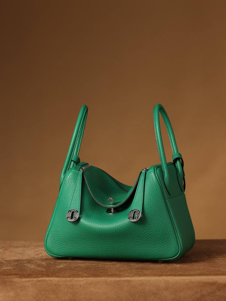 Hermes 爱马仕 Lindy 26cm 丝绒绿银扣👜✨ Lindy 独家渠道货 独家欧洲原厂皮原厂五金组装的ZP尾单货 尺寸：26*18*14 cm Lindy是采用原厂的正品TC皮，什么是TC皮？ 爱马仕专用的clemence,简称tc皮，是Hermes最受欢迎的皮革之一，颜色会比Togo少一些，但是纹路比Togo细腻，含油更高，更软，因此稍稍有些下垂感的特点。