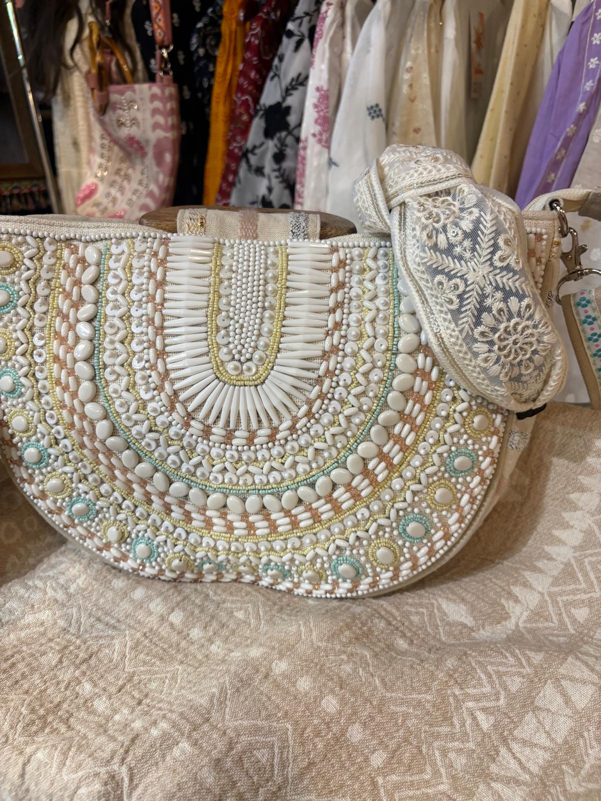 印度製造 - 半月型粉色全珠仔刺繡木手挽袋