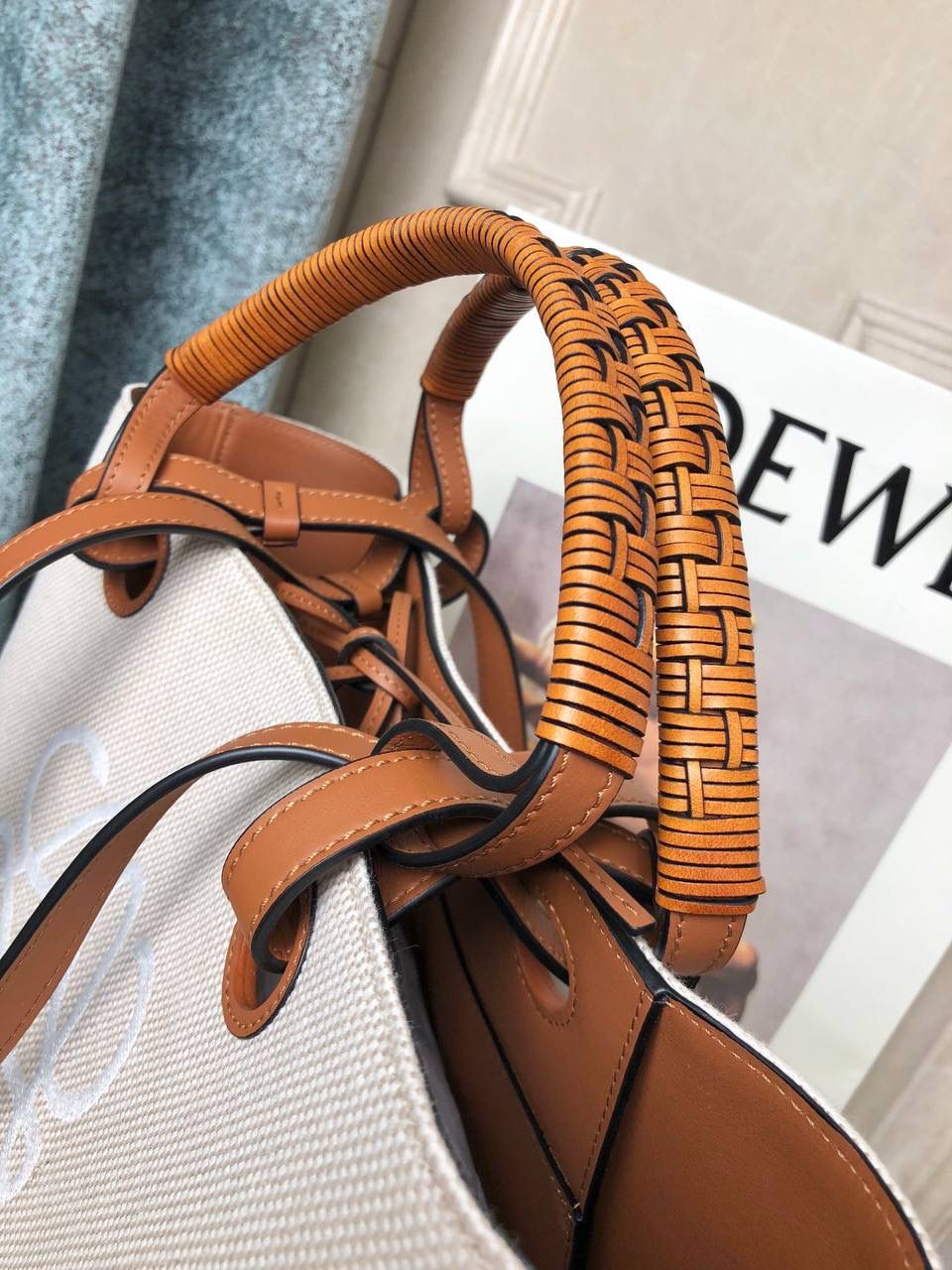 🔈 I LOE❤WE YOU 全新 Anagram Tote 印花🌸托特包 ✅ #曾黎同款# 优雅知性，气质十足 将品牌经典图案融入皮革其中，形成了一个标志 里外牛皮革与编制提手让整个包都挺括了起来，质感满满，将实用性最大化，容量感人，十分适合日常，不禁感叹Lo罗家的细节与品质！ 尺寸:29-14-25cm 型号:652052布配棕