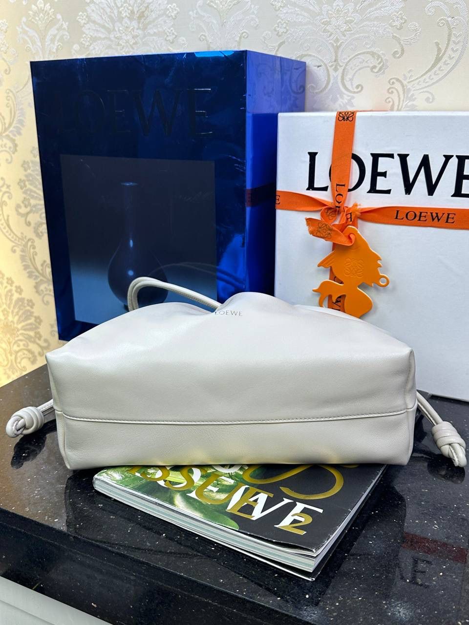 🎈中号链条款𝙁𝙡𝙖𝙢𝙚𝙣𝙘𝙤 𝙋𝙪𝙧𝙨𝙚羊皮 ——【海盐白】 尺寸：𝟯𝟬-𝟭𝟬.𝟓-𝟮𝟬𝐜𝐦 编码：012403 👉🏻延续福袋收缩绳褶皱设计，羊皮包身手感细腻柔软❤️ 👉🏻链条肩带➕皮肩带的双肩带设计，时尚百搭，给足了集美们多样化的选择。肩带可拆卸可调节，磁扣开合，正面烫金𝙇𝙤𝙜𝙤，呈现出高贵典雅的视觉感😍 👉🏻独家背景➕独家品质➕独家全套砖柜礼盒套装，市场高端品质皆在我手✌🏻