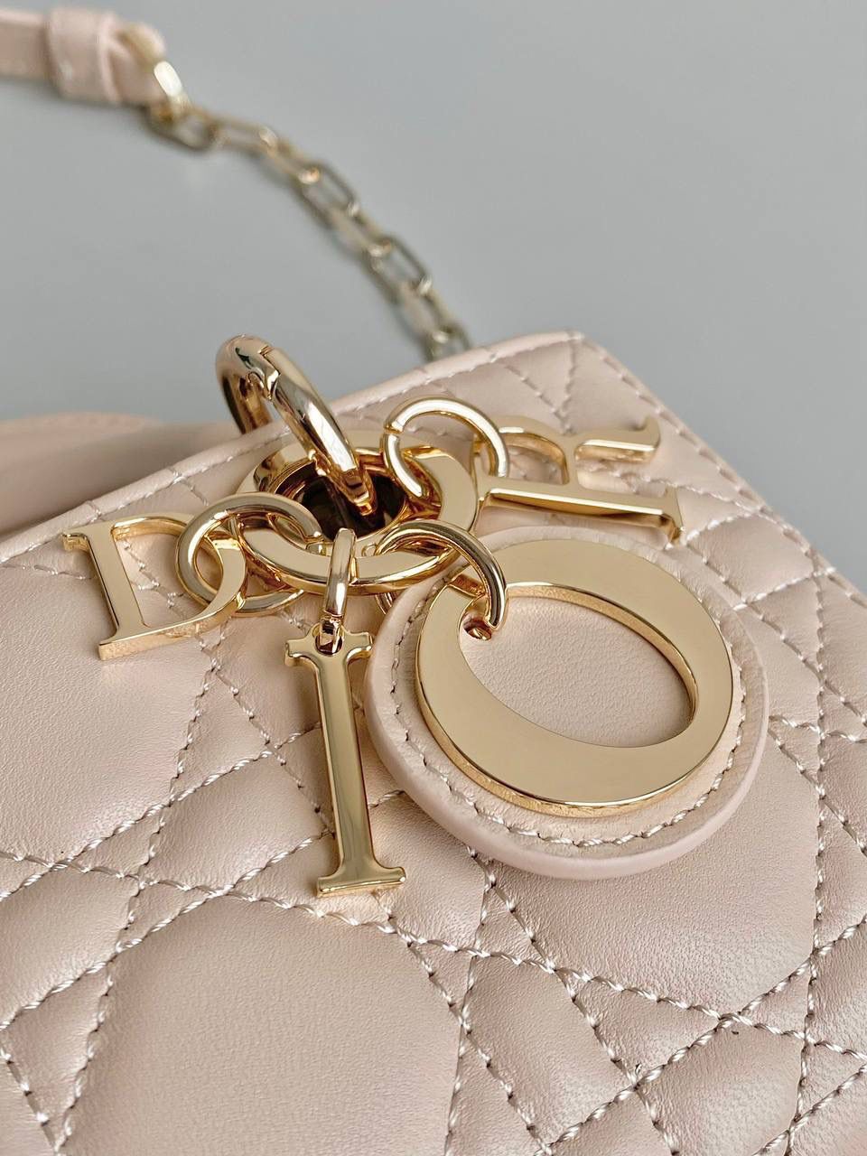 沙粉超迷你🤎🎀 𝗗𝗶𝗼𝗿 𝗗-𝗝𝗼𝘆 𝗯𝗮𝗴羊皮，新色 时尚果然就是轮回，回归了一把中古戴妃 长方包形，短链条➕细长肩带直接封神！！ 复古时髦感超强，真是什么场合都可以把住 绝对是lady中的天花板了，强势出圈啦姐妹们😍🤩 17.5×10.5×6cm