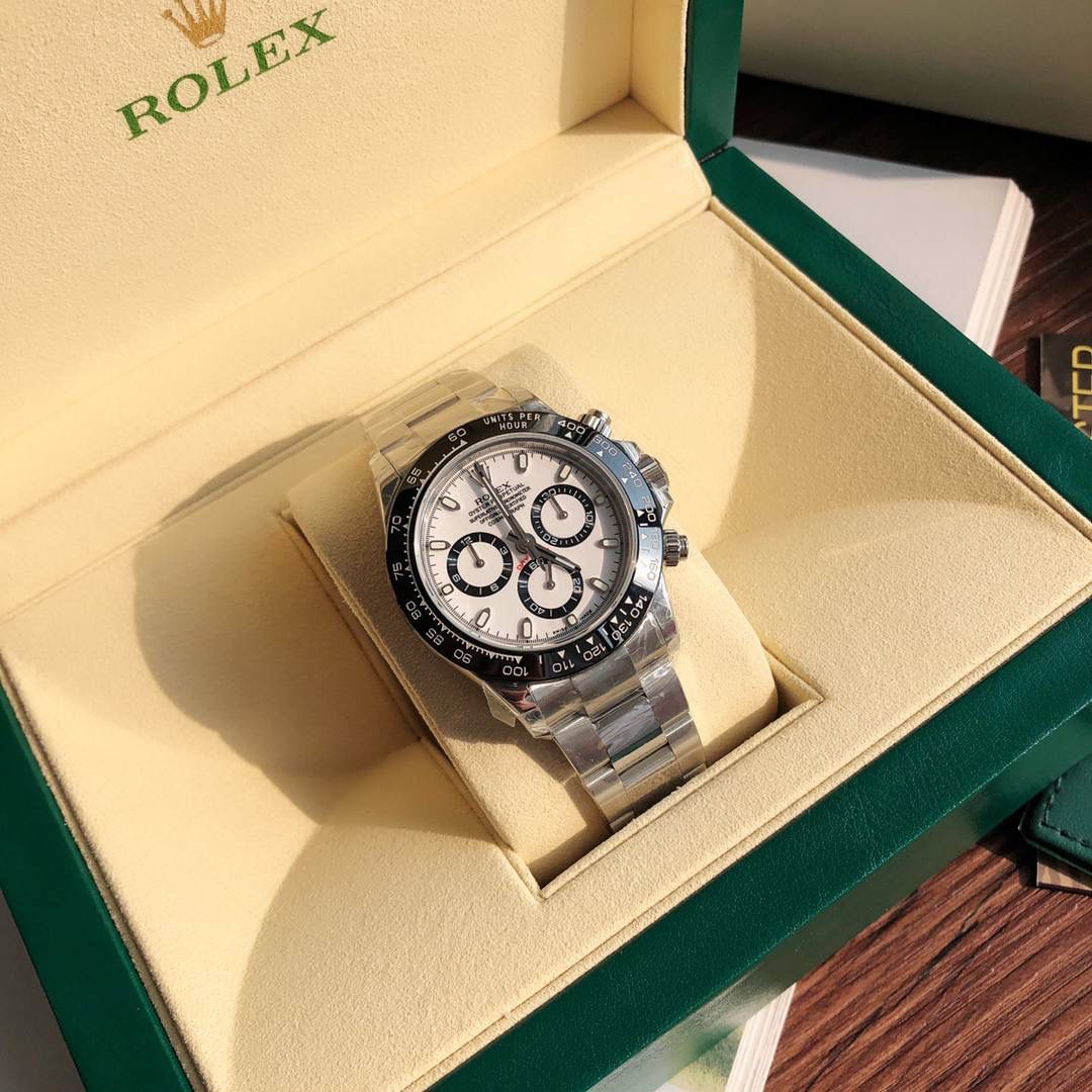 ROLEX 劳力士 迪通拿系列｜匠心之作 ⌚️ 搭载 超级稳定 Cal.4130 机芯，一档调时，计时功能与原装一致（计时秒针＋3/9 位小盘）。 40mm 表径，13.2mm 厚度，目前市面最接近原装比例。 🔥 核心亮点： • 原版开模表壳，结构精准 • 实心陶瓷外圈＋测速刻度，真陶瓷工艺，耐刮不褪色 • 表盘 叠加印刷工艺，字体与 LOGO 微微隆起，质感高级 • 盘面底纹反复校正，色泽与原装高度一致 • 独立开模 金属 Rolex LOGO，立体圆润 • Chromalight 夜光，清晰易读 • 平面蓝宝石镜面，无重影、抗刮耐磨 • 6 点位防伪小皇冠 👑 细节到位 • 表扣采用进口精钢 1:1 散件打磨，钢印、保险环全面对标原装 配 全套顶级包装📦