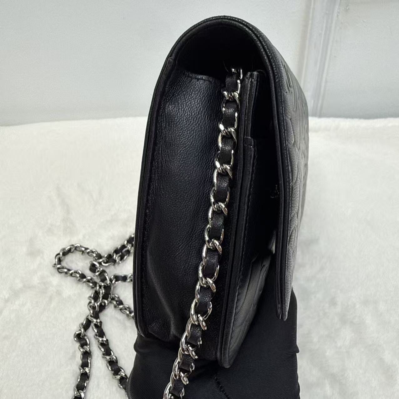 Chanel香奈兒Woc發財包 黑銀 山茶花壓紋 緞面山羊皮 經典熱門爆款鏈條斜挎單肩包 16開帶黑卡