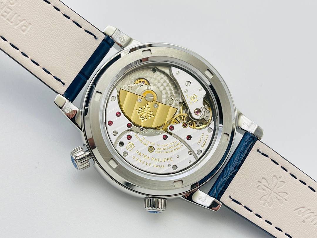 V4升级版 市场最高版本 功能跟正品一样 百达.翡丽星空升级终极版！升级细节： 1⃣️做到了跟正品满天星自动转的功能！ 2⃣️升级日历的排法和正品一样的顺序！ 3⃣️直径42毫米，厚度11毫米！ 4⃣️最大亮点：百达.翡丽星空里的月亮会根据天空上的月亮变化而变化！根据天空上的月圆月缺搬（初一月弯弯初十五月圆）到手表上了！