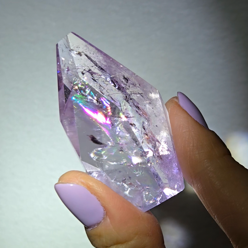 Amethyst pocket stone with rainbows and phantoms - AM68