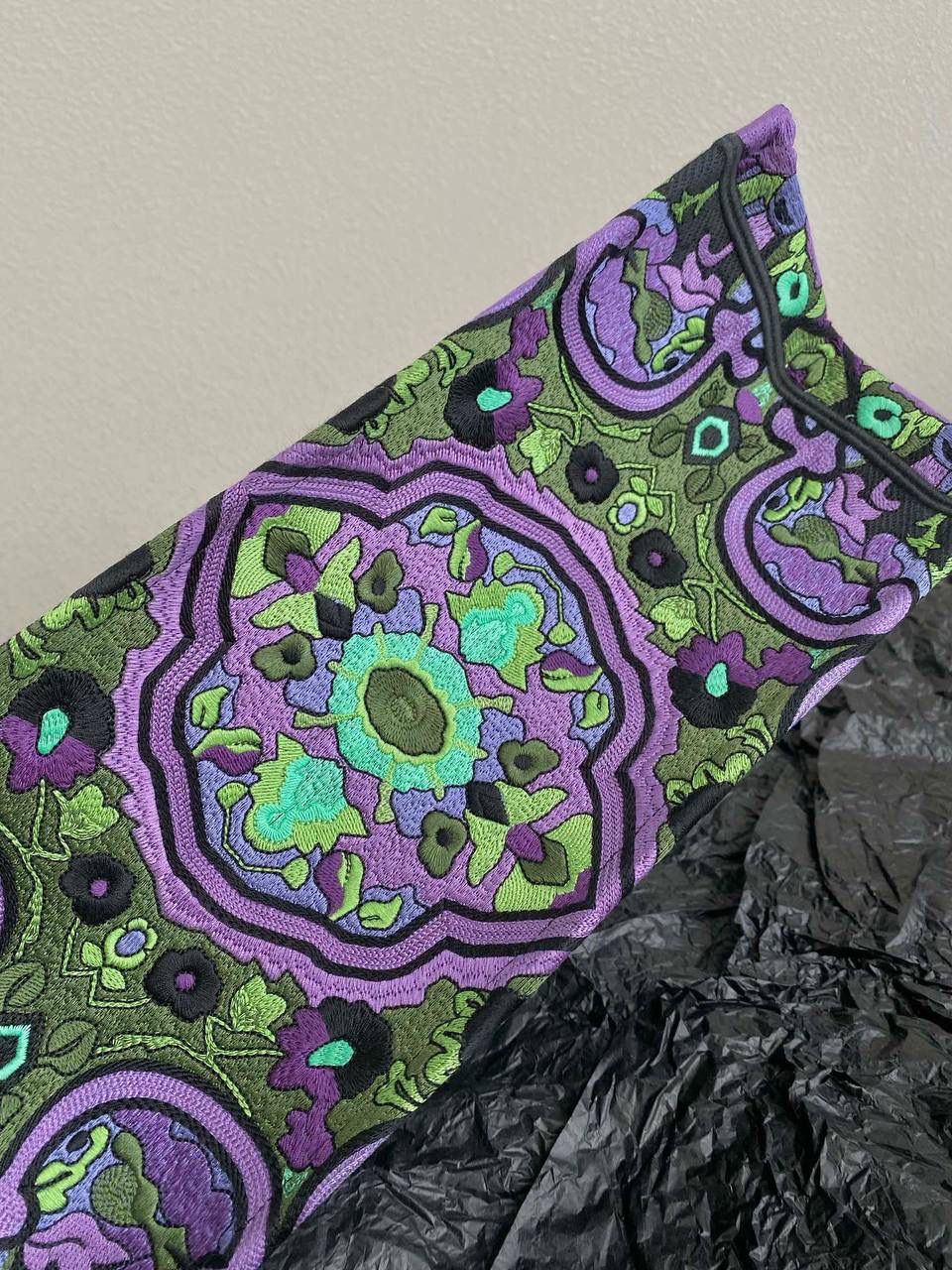 🈶漫花紫大号 𝗖𝗗 𝗕𝗼𝗼𝗸 𝗧𝗼𝘁𝗲 23最新购物袋 独特而神秘的紫色，今年的热度依旧不减 对于我这种偏爱彩色的来说，简直惊叹 印度异域风情，大自然永远有的灵感 有几分漫而梦幻的氛围气息，温柔雅致 带有一种稳定，静谧，和谐的基调🎀 多元素的文化交流，是一只行走的艺术品 42×35×18.5cm