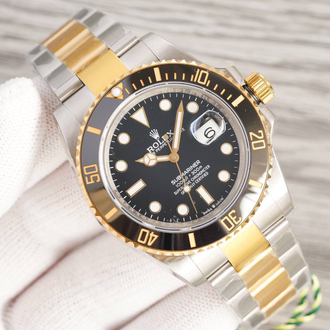 劳力士Rolex潜航者41MM 震撼发布！ 【技术优点】 1⃣️直径41MM新款水鬼【表圈】圈口一体成型（非蚀刻）蓝宝石夜光珠，铂金电镀刻度色泽均匀永不褪色，绿鬼翠绿透亮，黑鬼深邃如墨。超强夜光。🎮NH2 2⃣️ 【表镜】采用蓝宝石材质的抗刮损镜面，蓝膜日历晶体。 3⃣️ 【904L 精钢表壳】通过精心打磨和严格的质量把控，确保版型到位，拉丝和抛光能够比肩正品工艺 ，由内到外匠心打磨，表壳尺寸数据完美还原。🎮 4⃣️ 【一键弹扣】表带顺滑，同样904L精制而成，带粒和表扣细节均做倒角打磨，佩戴手感柔软舒适，操作不费力，表扣编号1LD。 5⃣️防水性能可与正品匹敌——旋入式外圈、底盖及上链表冠系统，接合中层表壳，极致展现蚝式钢表壳的防水性能！防水300M！