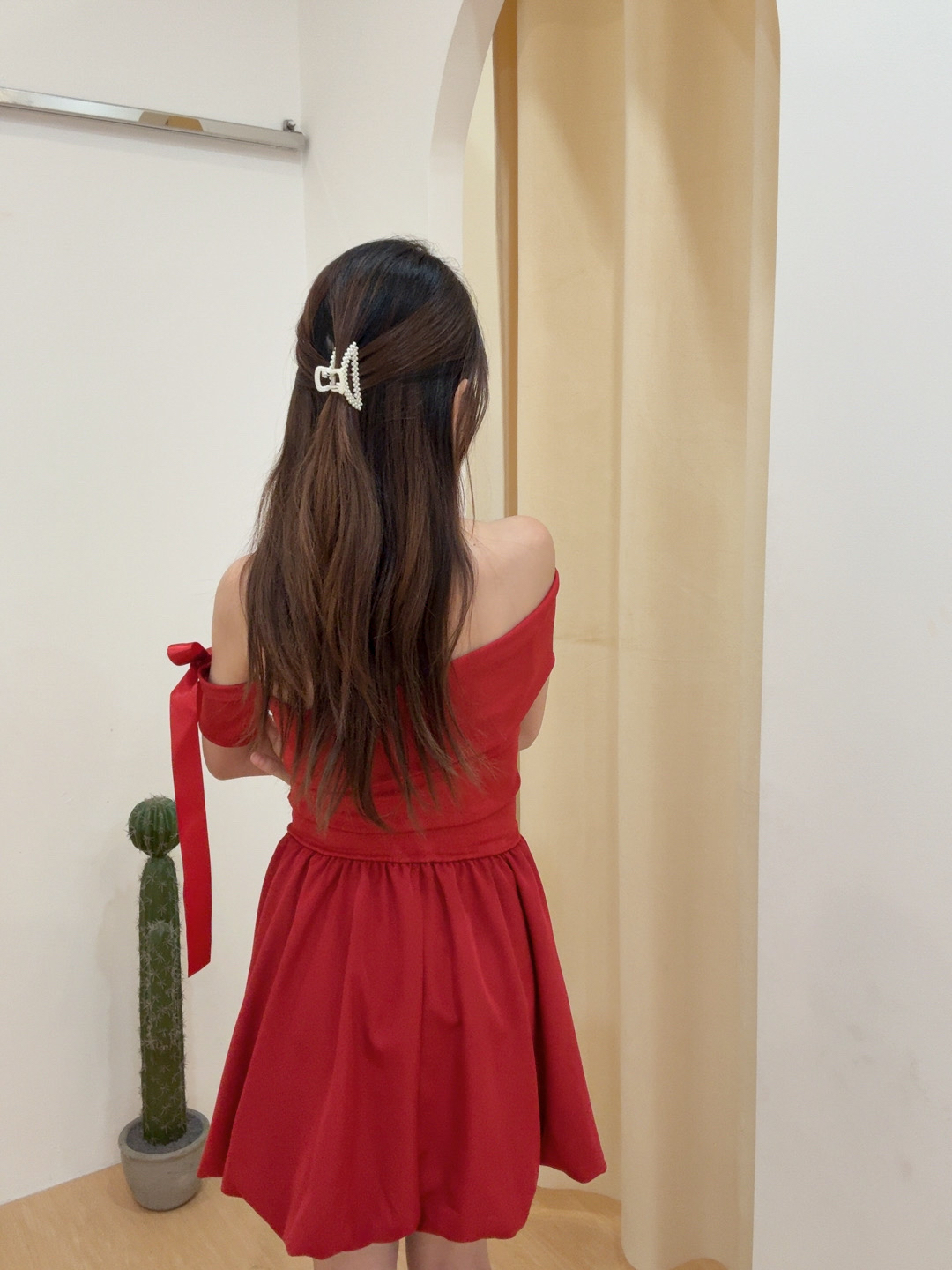 甜美一字肩彩带蓬蓬花苞连身短裙 R2918