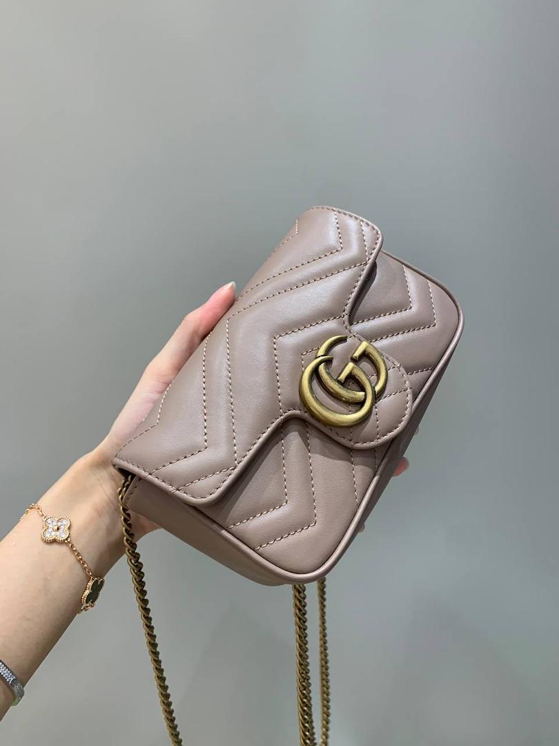 新背景实拍正品级 。经典款奶茶色16.5cm‼️ 温柔气质的颜色代表，可盐可甜，春夏四季的搭配小能手，颜色饱满度很高，皮料质感也是没得说，原厂皮材质都是很厉害的！图片拍不出他的美，实物更美‼️ 型号476433；尺寸16.5/10/4cm