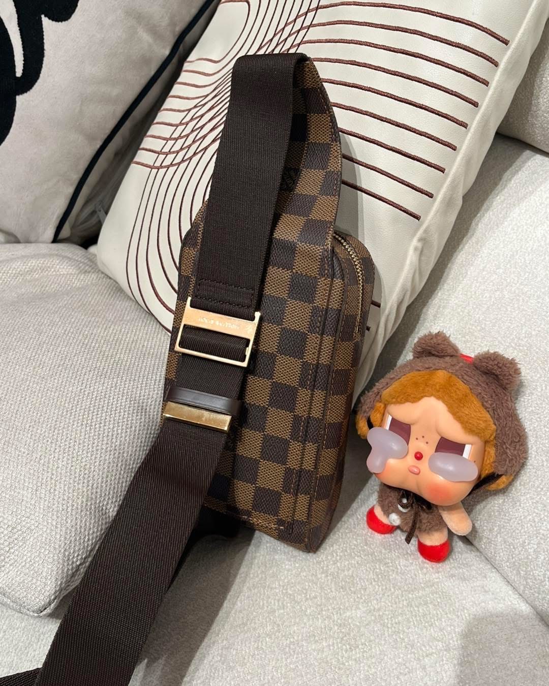 Lv Geronimos 心口包 100%Authentic,98%New✅塵袋