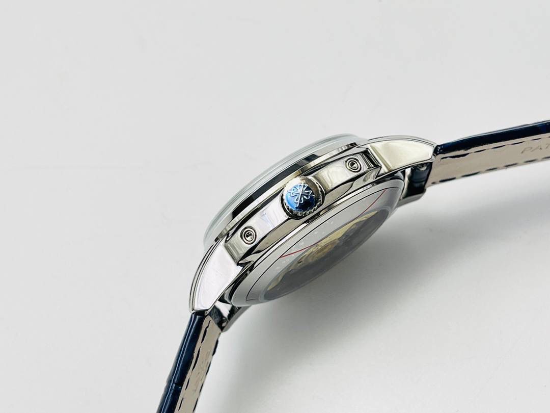 百达翡丽5320G-001超级复杂功能时计腕表！🚀🚀 1⃣️直径40毫米！ 2⃣️一体冲压成型的双层式精钢表壳，致敬了经典的设计语言奶油色的表盘营造复古氛围，表盘边缘刻印有密分秒数刻度，配金质阿拉伯数字及五分钟凸圆刻度字钉，更有立体感。时分指针以巴顿式设计为基础，配以尖长的针尖，这特色造型是呼应了 1950 年代 Ref. 1463 计时码表的指针。表盘6点位置是月相显示和日期分拨。所有的万年历标志都很好，一眼就能读懂。 3⃣️搭配仿324 S Q 自动上链机芯，是 324 自动上条传奇机芯的精装版本。机芯夹板桥经倒角，边缘作细意打磨，主夹板饰以鱼鳞纹，而夹板则缀以日内瓦波纹，夹板表面有包金雕刻，螺丝凹槽经打磨和倒角，连钻孔亦同样经打磨处理。 4⃣️搭配朱古力啡色牛皮表带，进一步带出复古气息。