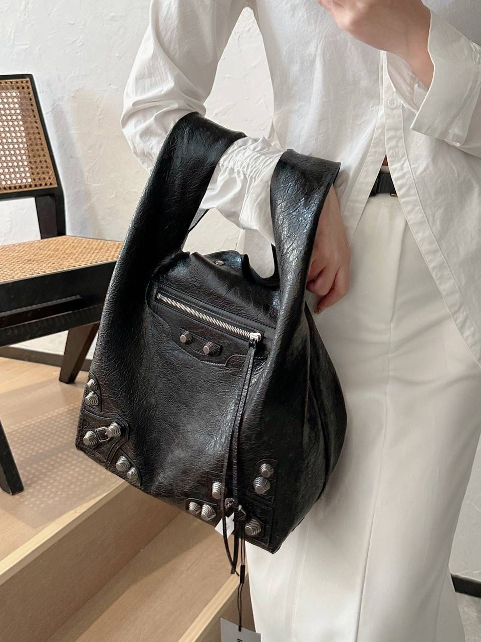 仅剩少量❗️ ba1enciaga le cagole菜篮子背心购物袋📌 超级酷且有趣的一只包 随意又慵懒，还有点酷酷，哈哈哈 是一只可以让全身穿搭升华的时髦包！ 真的很爱机车系列的皱褶感 这个一定要用原厂皮！原厂皮！ 国产的皮又硬又光滑 而且没啥油蜡皮的纹路 一点柔软质感都没有❌ 皮料决定整个包的灵魂 我家的货啊，价格虽贵，但是货好！！ 拒绝市场便宜国产皮通货👿👿 32×30.9×13.9cm780976m