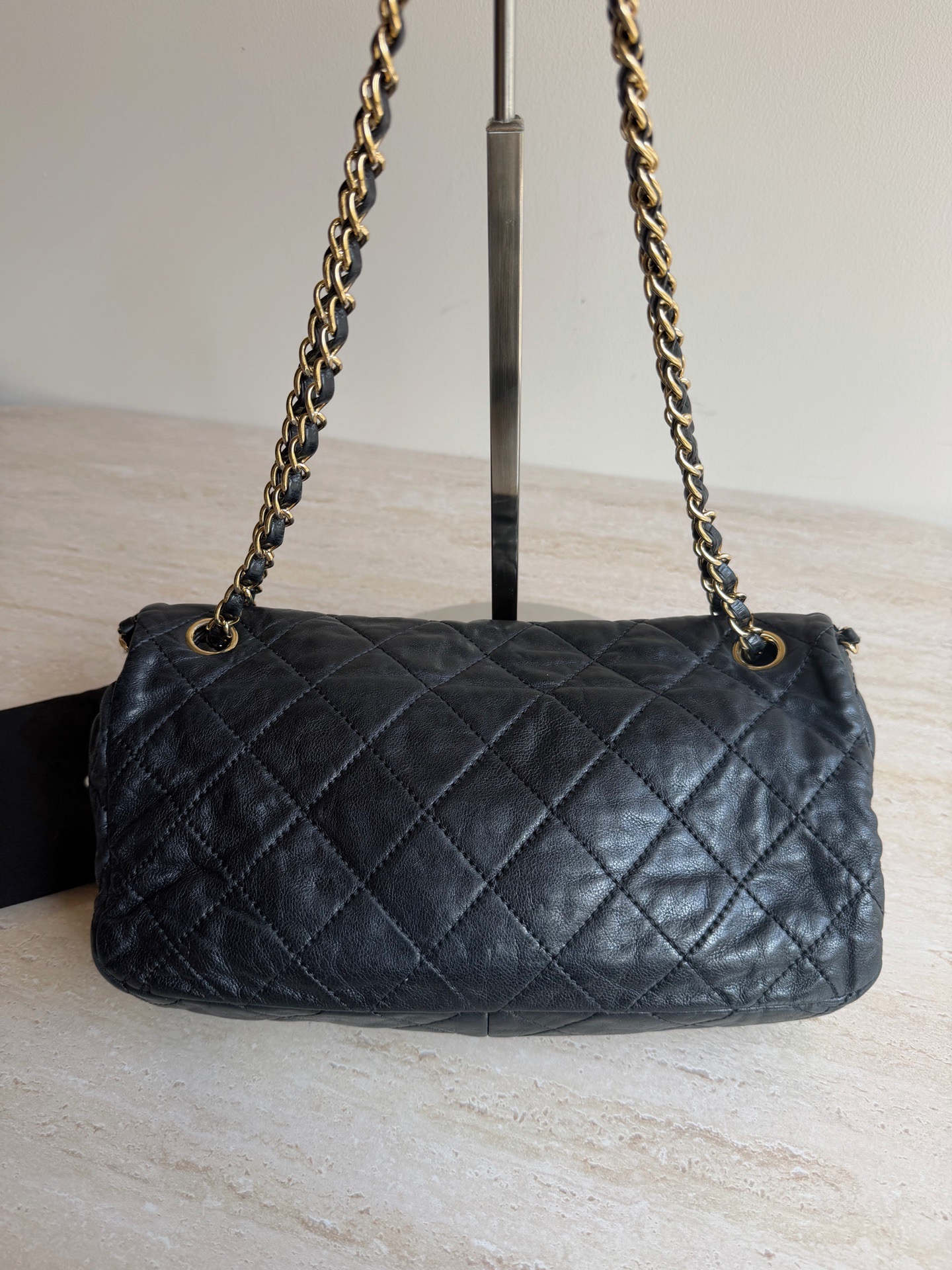 【預訂貨品】Chanel黑金滾邊牛皮腋下包 