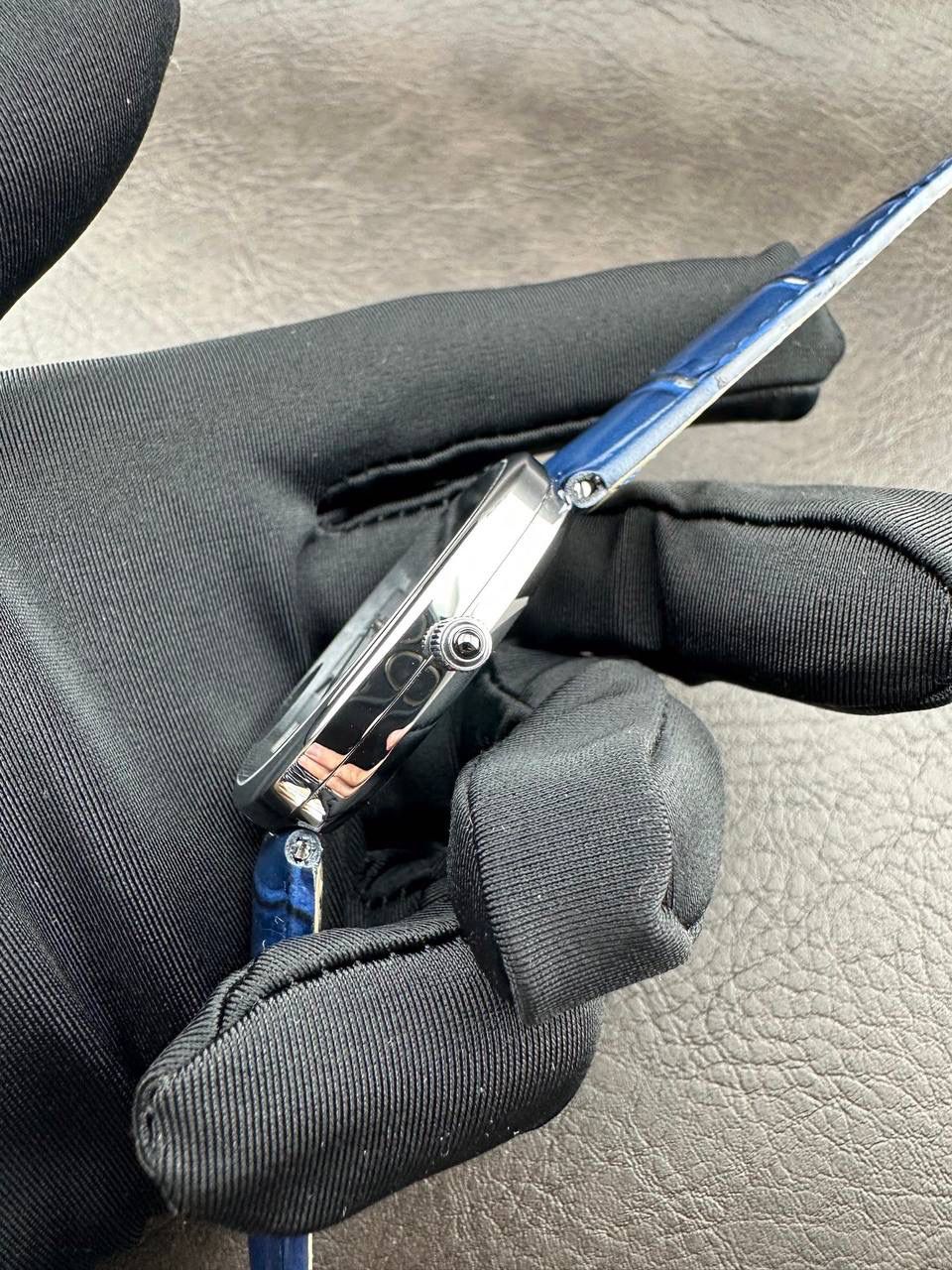 PP➕ Factory2025新品首发｜百达5738系列 68克配重版 复刻经典，更胜经典——GOLDEN ELLIPSE 黄金椭圆腕表重磅登场！ ✅ 黄金分割美学重塑：遵循1:1.6181经典比例，34.5MM×39.5MM椭圆表径搭配7.7MM纤薄厚度，复刻古典韵味与佩戴舒适度。 ✅ 316L精钢表壳：介于圆形与矩形之间的别致椭圆轮廓，还原原版线条张力，质感细腻出众。 ✅ 3D立体云贝母表盘：专属浮雕打印工艺，折射神秘深邃光泽，告别市面暗淡平庸款，上手自带高光。 ✅ 定制进口小牛皮表带：21X16尺寸对版原配，搭配同型椭圆表扣，与表壳设计遥相呼应，贴合手腕更显格调。 ✅ 9015精准机芯：走时稳定精准，兼顾实用性与耐用性，日常佩戴无压力。 PP➕不做“远观款”，只为呈现最接近原版的真实佩戴体验——从细节质感 to 上手触感，每一处都经得起近距离审视，让经典韵味在腕间完美延续！