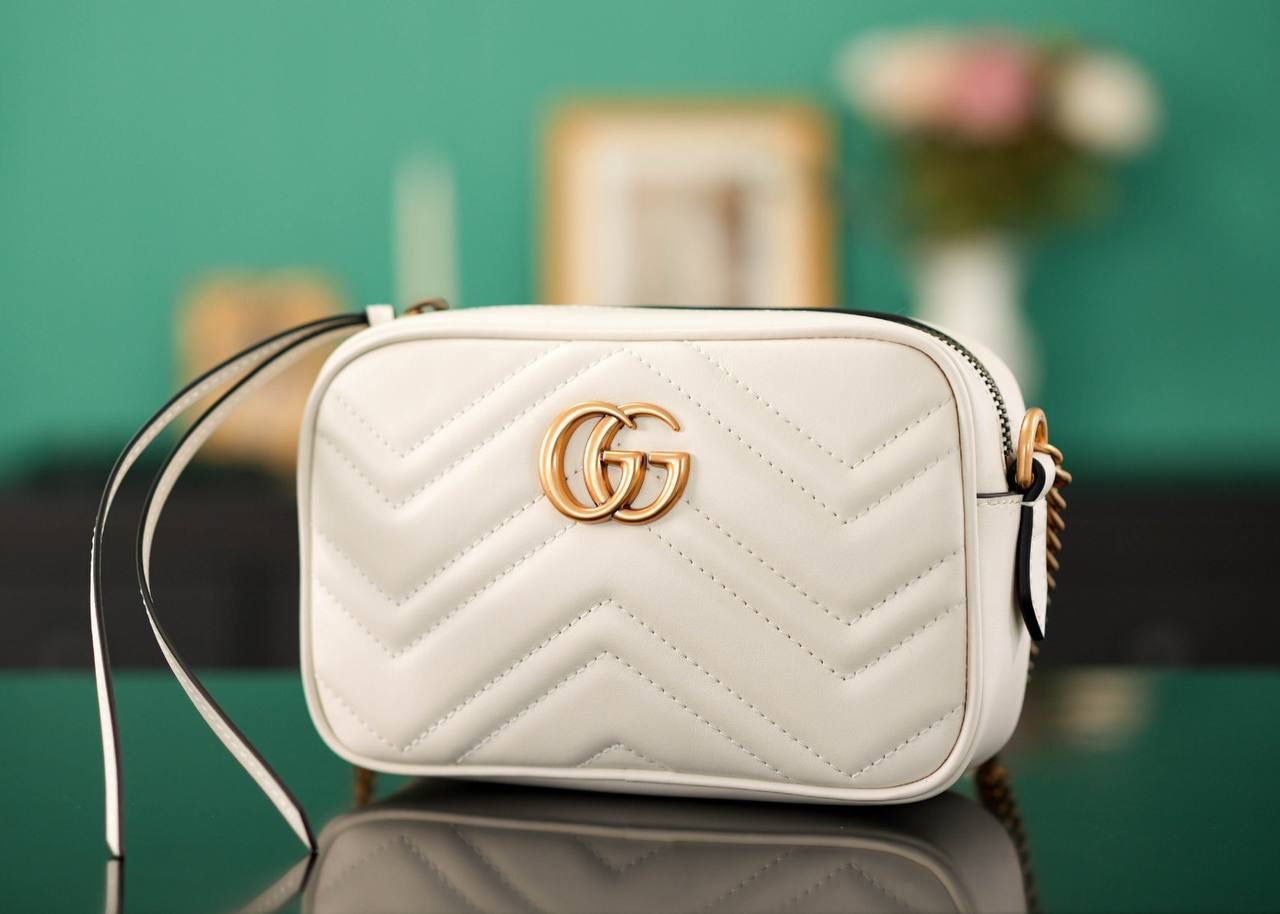 👜🔥Marmont系列绗缝迷你相机包 白色 18cm （原厂皮 全铜五金） 正品售价¥12.000 独家原厂皮发售 限量级别 白色真的好温柔 经典百搭不挑人 自重很轻 链条搭配皮革的肩带不怕溜肩 毫不夸张说 绝对是日常用出场率最高的包 官方款号 448065 尺寸迷你：18x12x6cm 小号：24x13x7cm