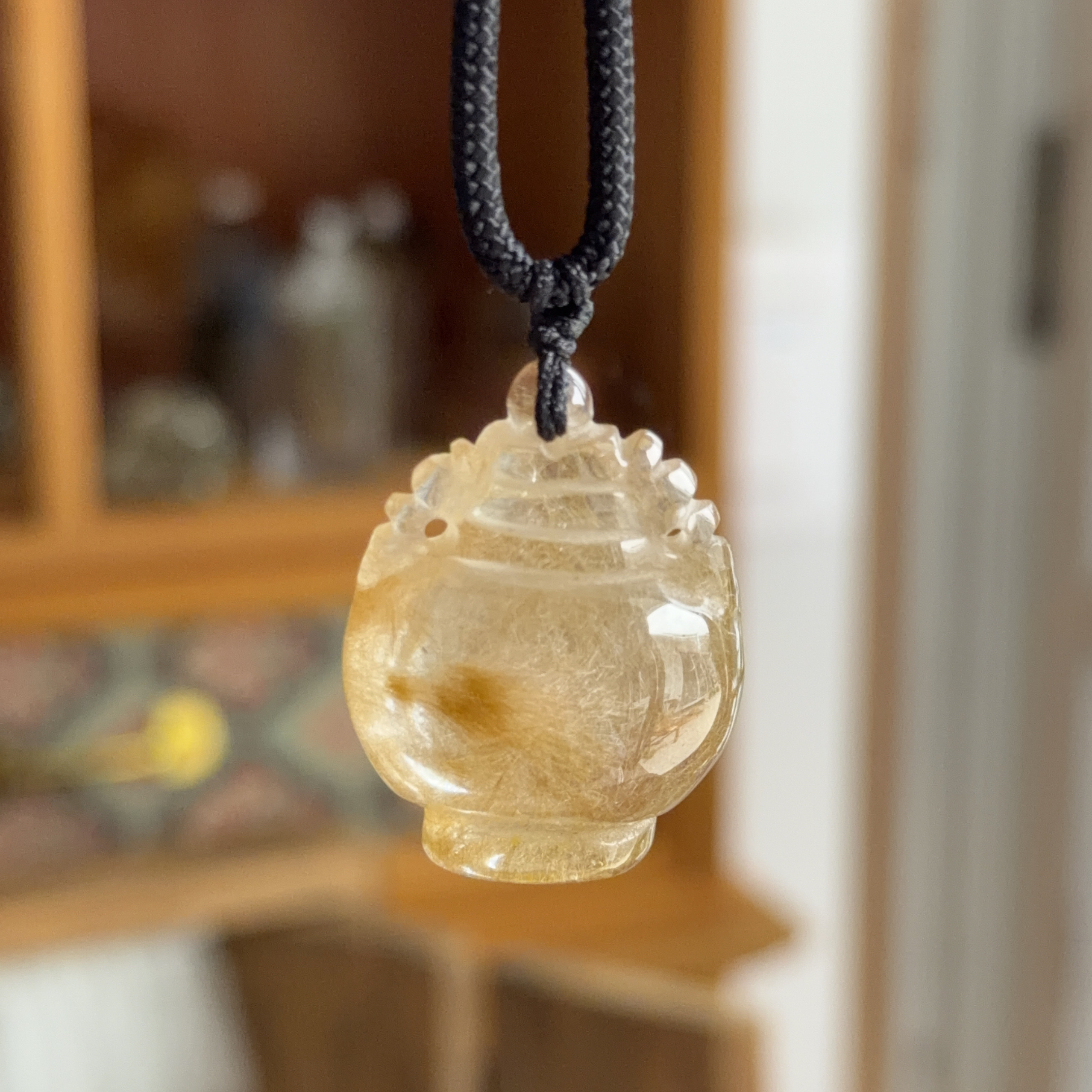 金髮晶吊墜襯黑色繩