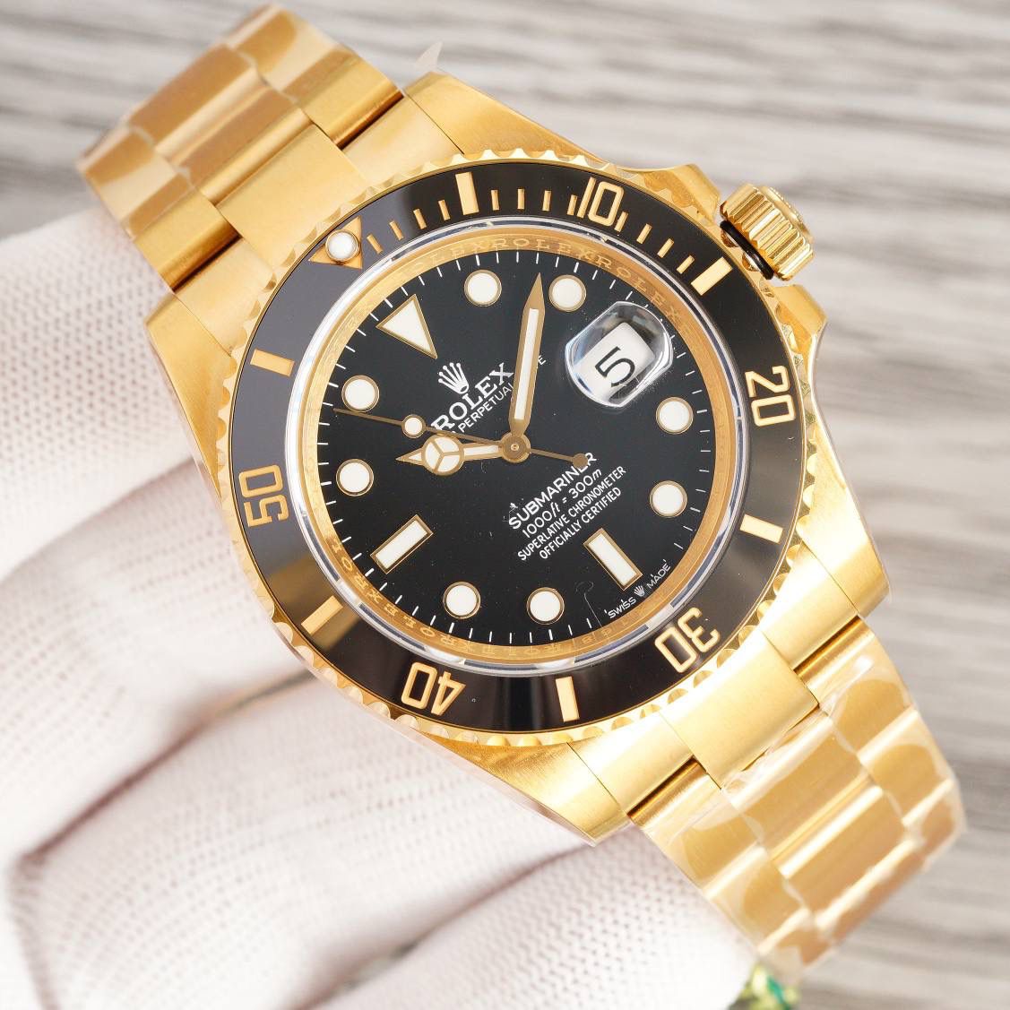 劳力士Rolex潜航者41MM 震撼发布！ 【技术优点】 1⃣️直径41MM新款水鬼【表圈】圈口一体成型（非蚀刻）蓝宝石夜光珠，铂金电镀刻度色泽均匀永不褪色，绿鬼翠绿透亮，黑鬼深邃如墨。超强夜光。🎮NH2 2⃣️ 【表镜】采用蓝宝石材质的抗刮损镜面，蓝膜日历晶体。 3⃣️ 【904L 精钢表壳】通过精心打磨和严格的质量把控，确保版型到位，拉丝和抛光能够比肩正品工艺 ，由内到外匠心打磨，表壳尺寸数据完美还原。🎮 4⃣️ 【一键弹扣】表带顺滑，同样904L精制而成，带粒和表扣细节均做倒角打磨，佩戴手感柔软舒适，操作不费力，表扣编号1LD。 5⃣️防水性能可与正品匹敌——旋入式外圈、底盖及上链表冠系统，接合中层表壳，极致展现蚝式钢表壳的防水性能！防水300M！