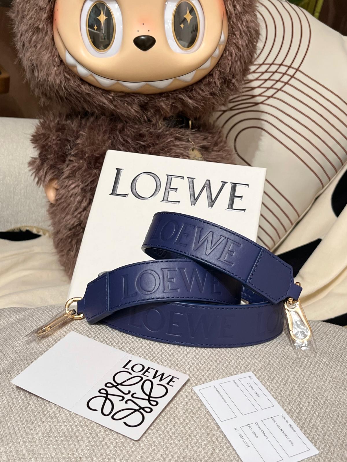 未使用品 Loewe leather strap 牛皮金扣 100%Authentic,全新未使用品  ✅tap booklet ✅Dust bag ✅box 
