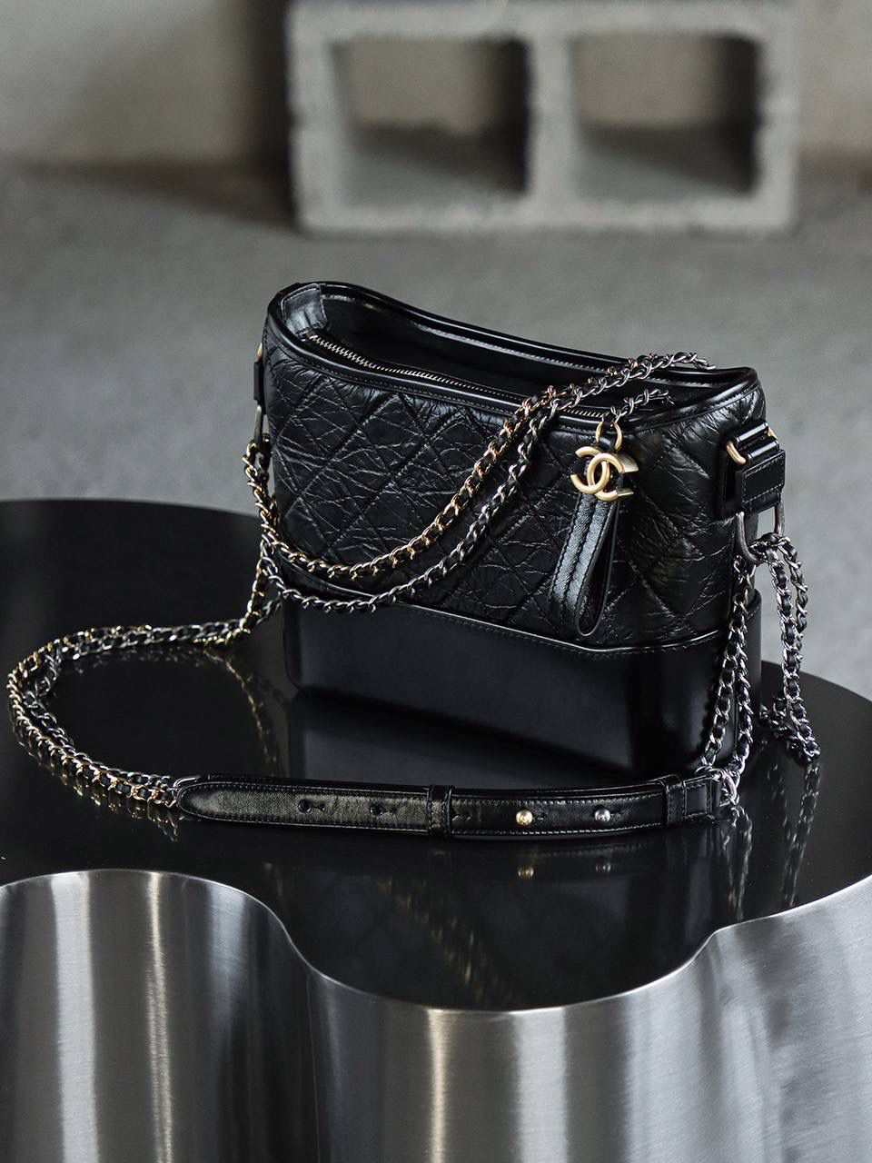 流浪包中號鑒定版 👜 一包一碼 支持全球鑒定查驗身份證原廠專G 蒙塔貝拉原廠皮料過關清單資料可査詢 四大金剛之一的流浪包百搭不膩，大愛它的帥氣隨性慵懶優雅！ 中號size男女都可以駕馭，輕鬆背出屬於自己的風格！ 五金：全鋼做舊復古五金 皮料：蒙塔貝拉原廠皮 尺寸大号：21*28*10cm 小号：15*20*8cm