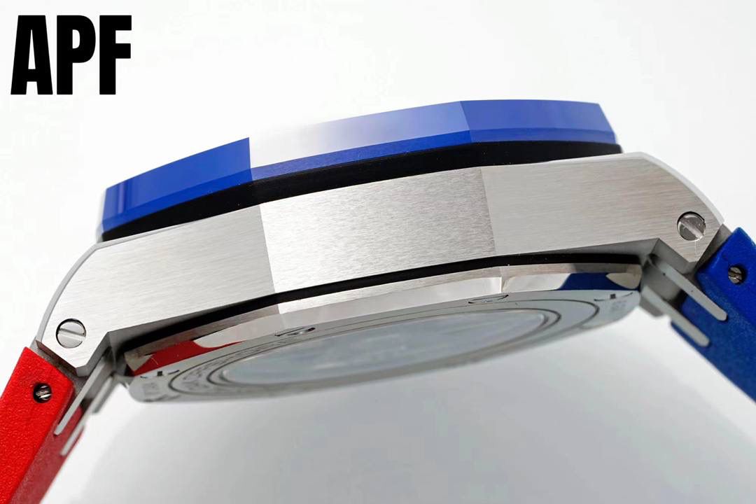 全新升级“夏日爆款”爱彼皇家橡树离岸型26470系列42Mm腕表 秒杀市面上所有版本“封顶之作 杜绝一眼假”在原有的基础上 潜心研发 突破壁垒 “打破原装封锁技术，同步原装独家计时码表款可松动头粒”使上手最大程度贴合手腕，大大提高了佩戴的舒适 同时也杜绝一眼假的尴尬处境。APF厂真正做到从每一个喜欢手⌚️的表友角度考虑 1. 表壳与圈口的选料，使用进口的氧化锆，无需任何颜料，以超高的压力与超高的温度锻造，形成超高密度的彩色陶瓷 2.采用最新CNC级别的打磨技术，将整个表壳的个个角度完美处理，3.每颗六角螺丝都与表框处于同一平面上，不接受一丝一毫的凸显与凹陷，真正诠释了何为顶级复刻艺术 4.表盘以爱彼经典的大格纹为背景，层次分明的方格排列，经过完美打磨，将匠人的工艺体现的淋漓尽致 5.镜面采用双面蓝宝石镜片，天然橡胶皮带，6.机芯采用原装3126的计时机芯，十二位的小秒，6点钟位和九点位的12小时计时与30分钟计时，完美的还原了原版的所有功能，每块手表APF厂都经过人工QC确保机芯的稳定性，真正做到无可挑剔欢迎各位 表友鉴赏🔥‼️