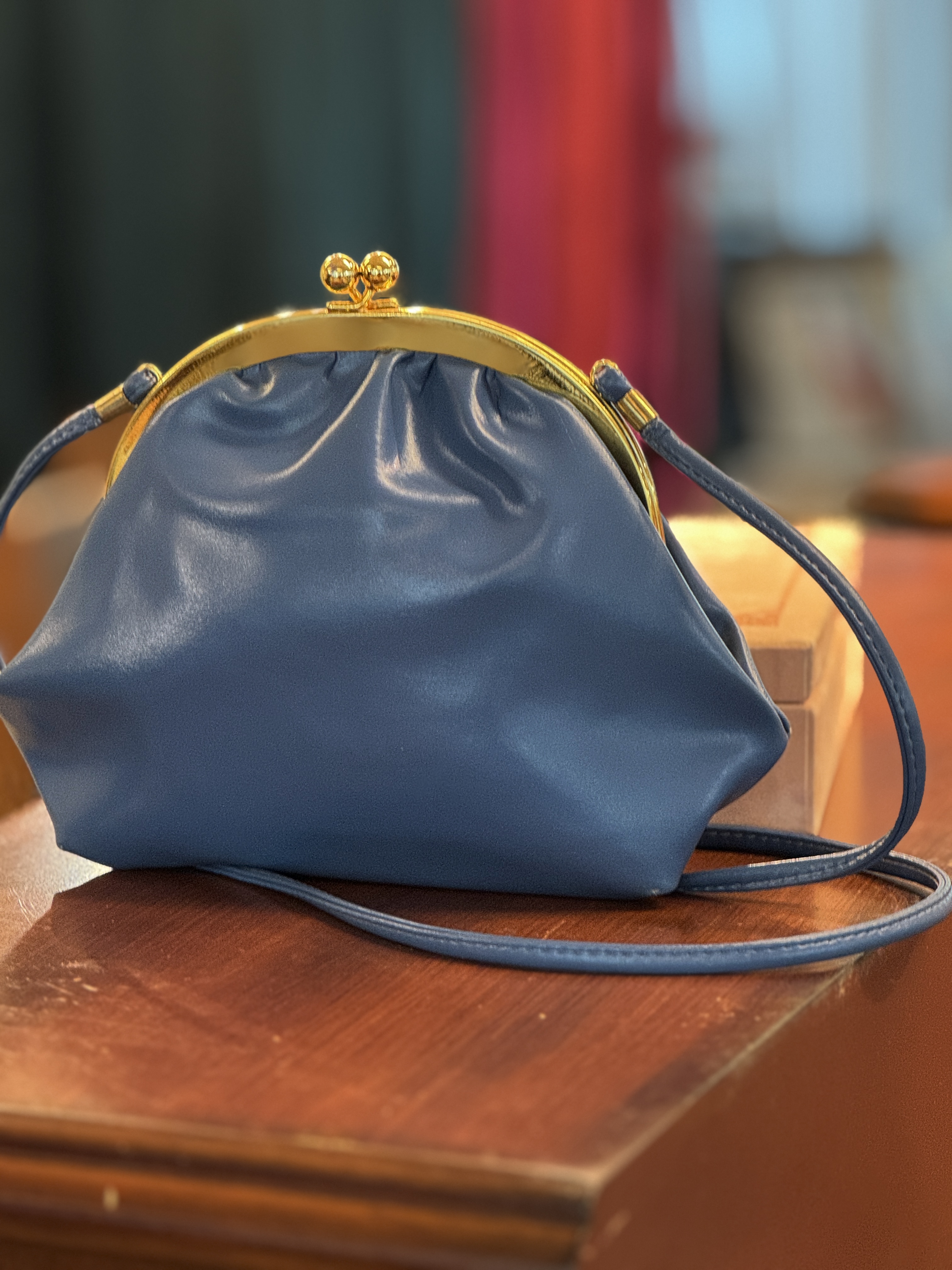 Vintage C.a. 1980s Sky Blue Faux Leather Kisslock Shoulder Bag (MT2509)
