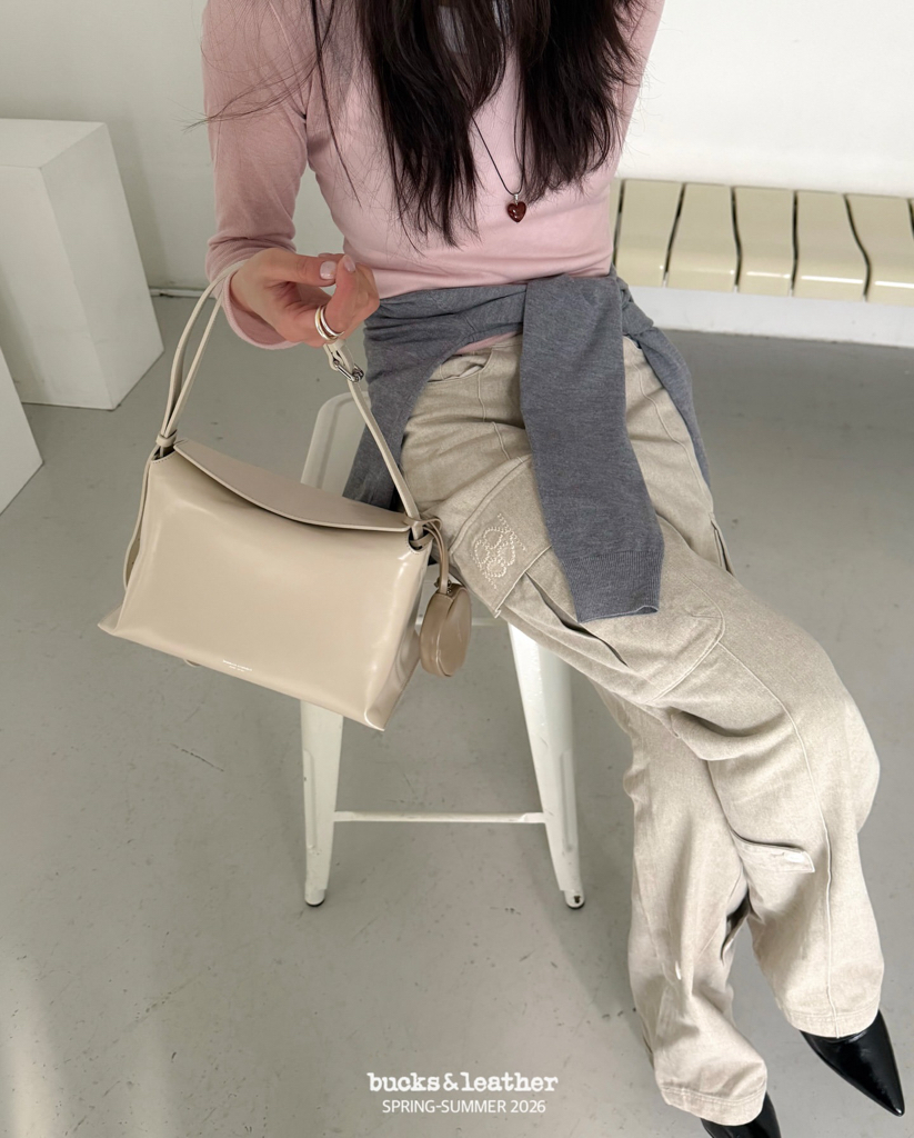 【26SS新皮】預訂_牛皮亮面 Bread bag 磁吸枕頭包 (L) By Bucks & leather