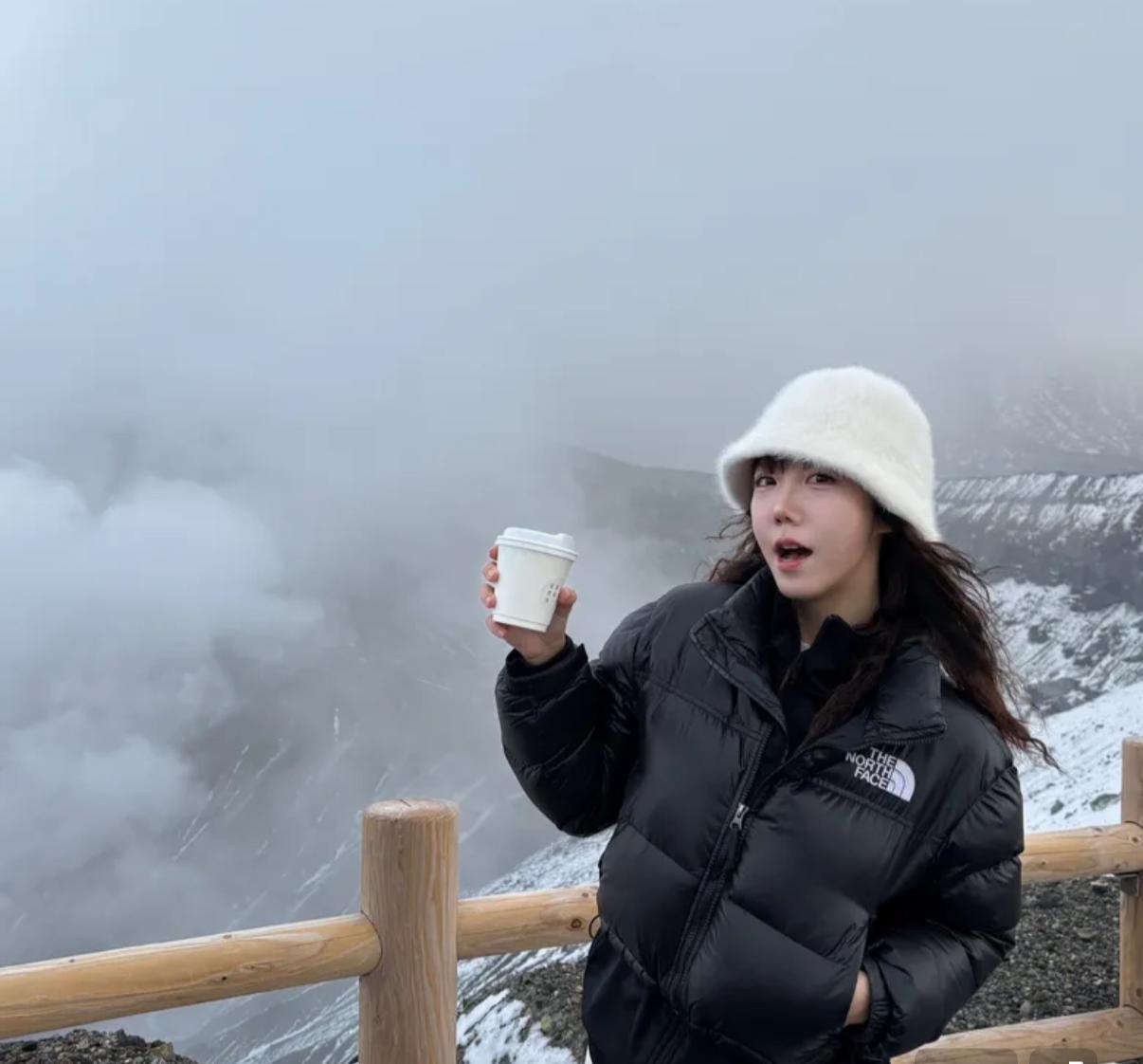 The North Face W’S NUPTSE SHORT JACKET Size S/ M 1996年noopsy夾克，露臍裝和寬松的輪廓為特徵。 使用了防水處理的回收材料和RDS鵝絨，提供了最大的保溫性。 衣袖抽袖口和下擺有鬆緊帶，防寒時提高保暖性，穿戴時帶來舒適感的結構設計。 側面口袋便於保管活動時的小物品，是可在外部活動及日常生活中靈活使用的產品。