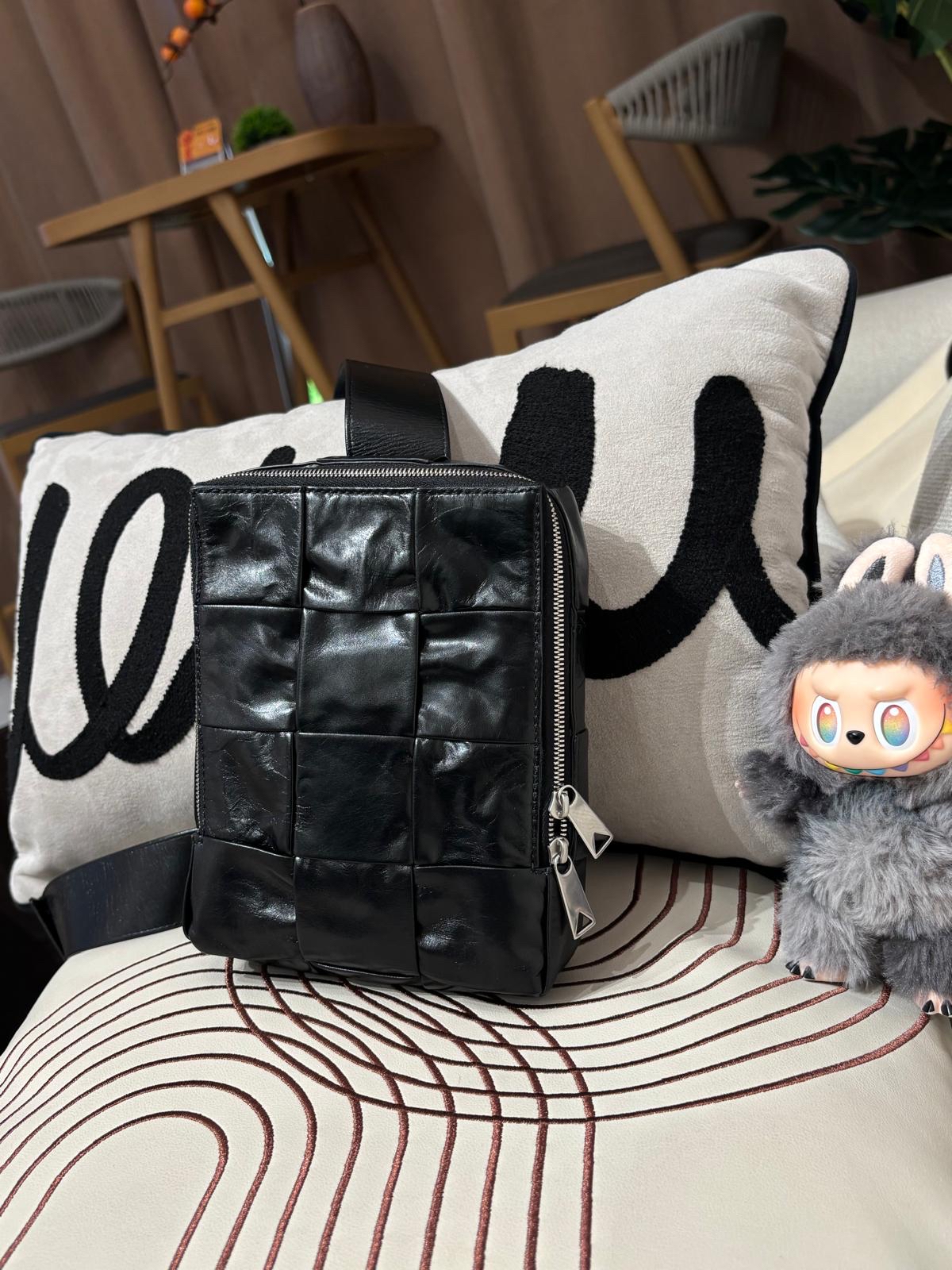 BOTTEGA VENETA BV CASSETTE Sling Crossbody Bag Black ✨ 100%Authentic, 98%new ✅Booklet ✅Dust bag