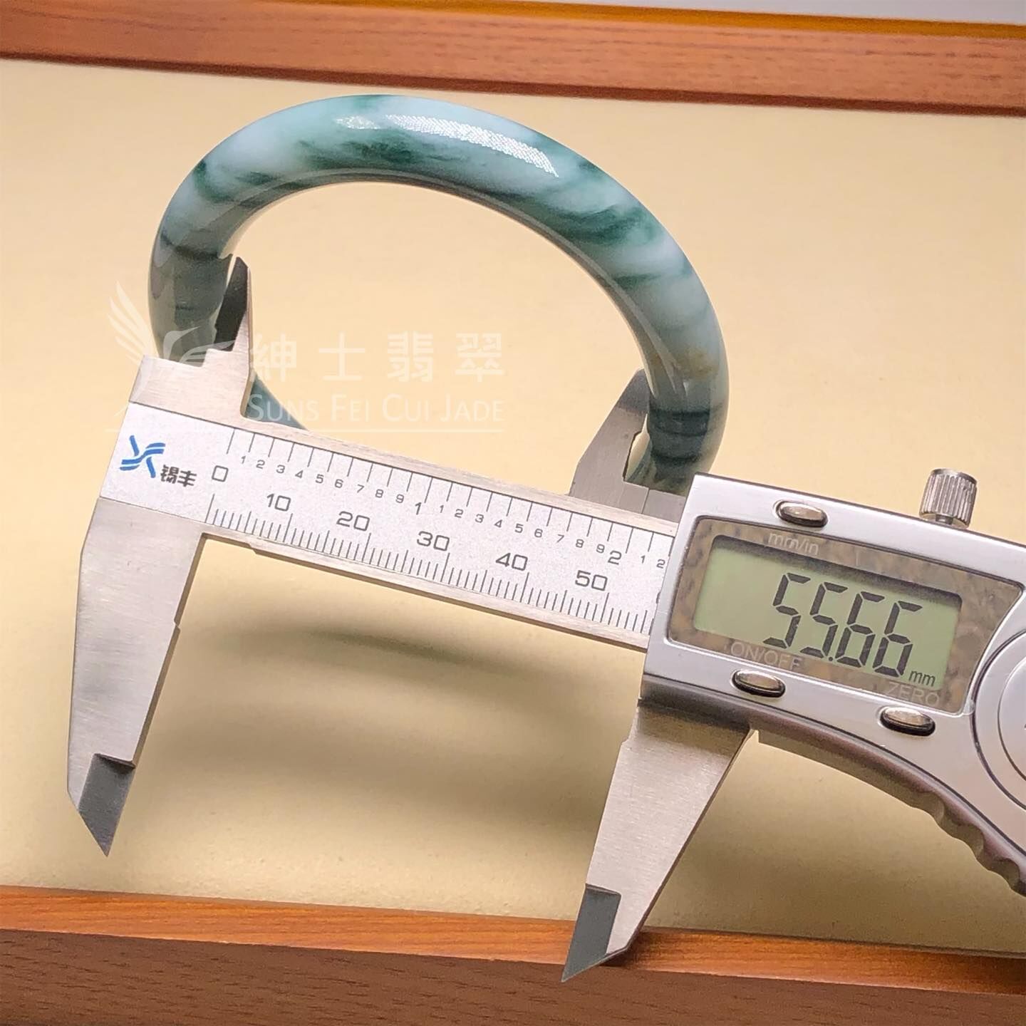 木那飄花帶翡色福鐲55.6mm