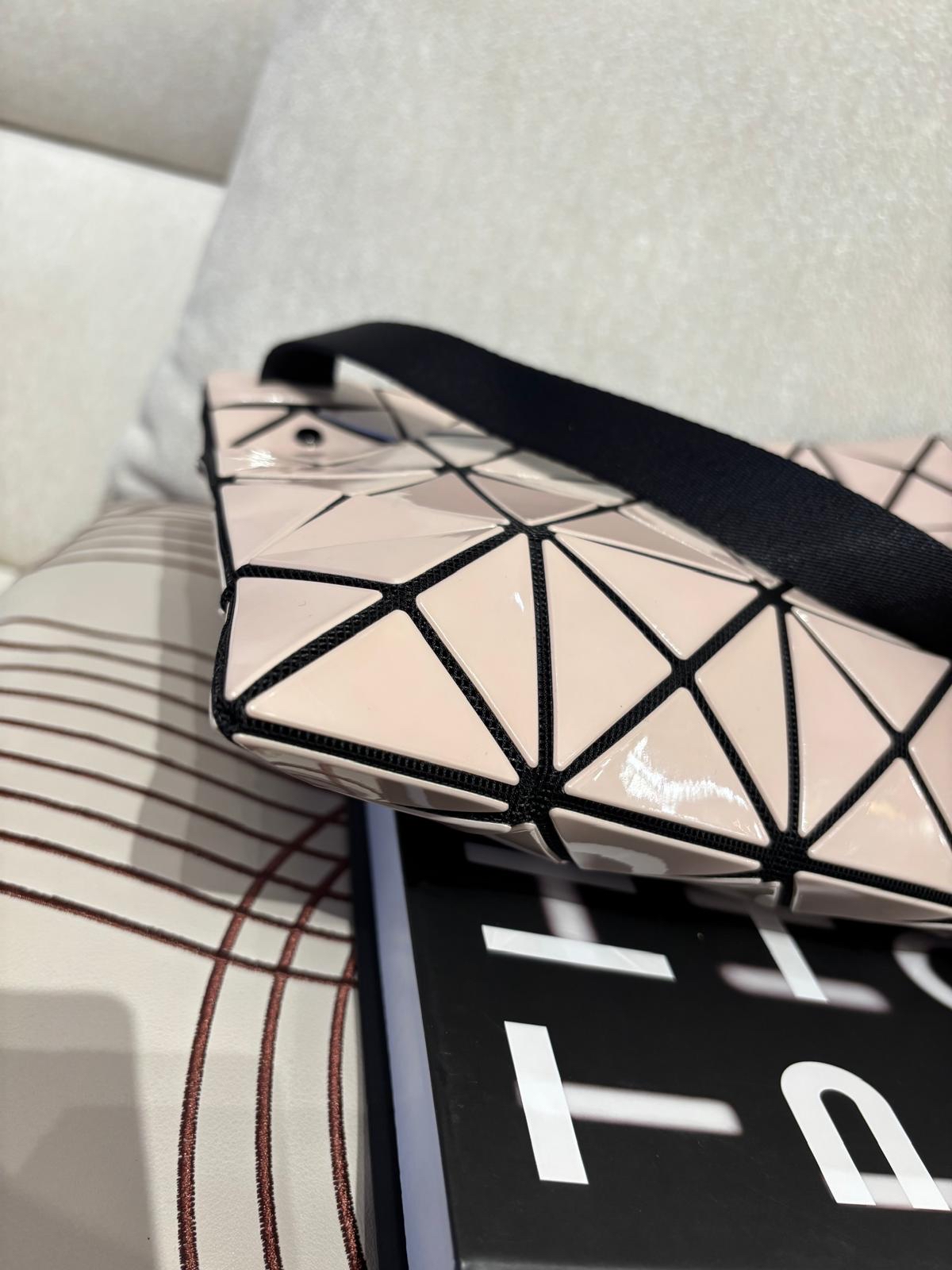 Issey Miyake crossbody bag 100%Authentic, 99%New ✅Dust bag