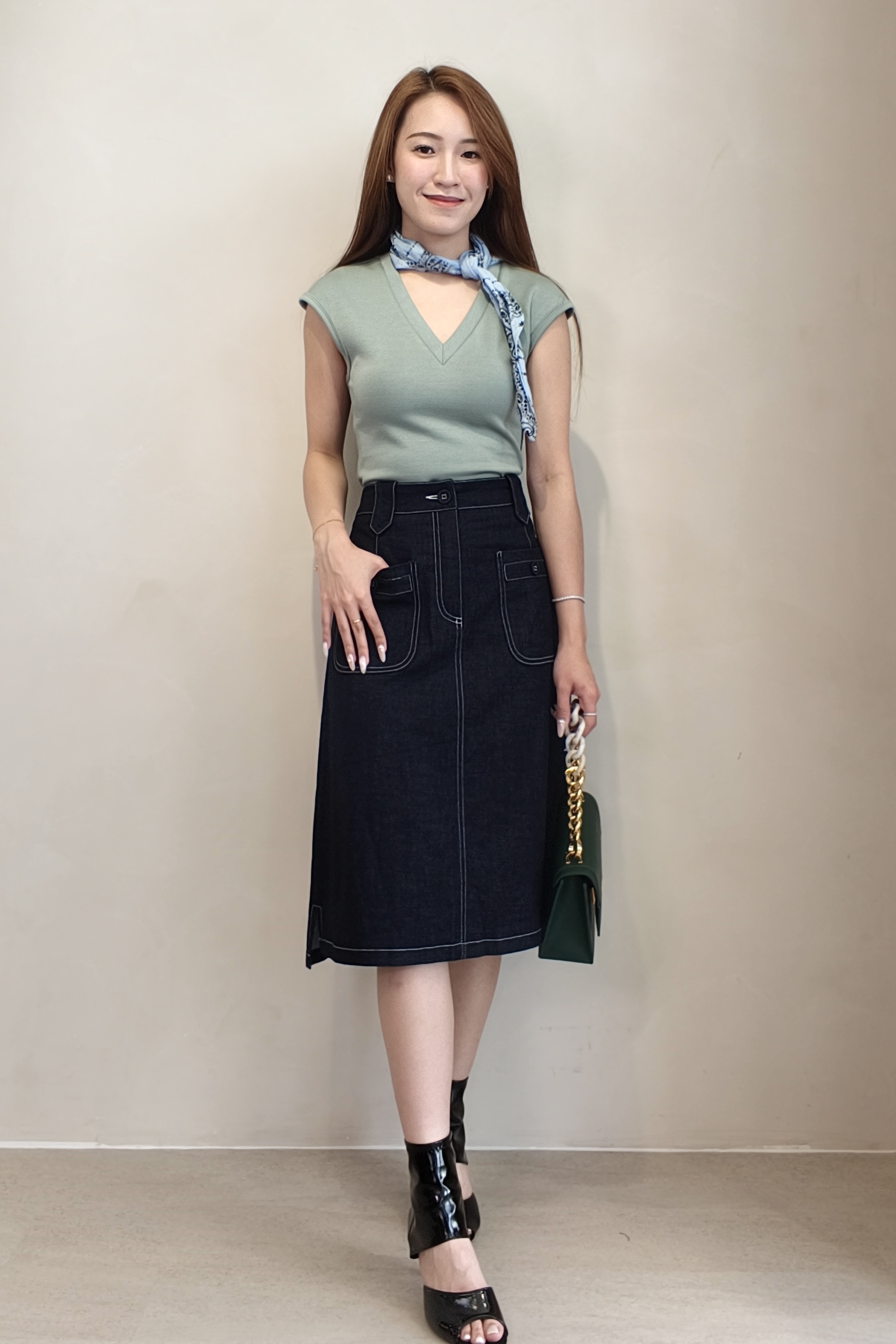 CB2702 Sculpt Fit Contrast V-Neck Top