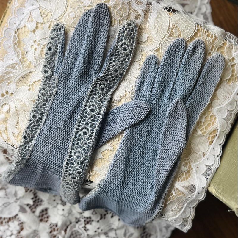 Vintage Mid-Century Purplish Blue Hand Crochet Elegant Gloves - 7"(MT2321)