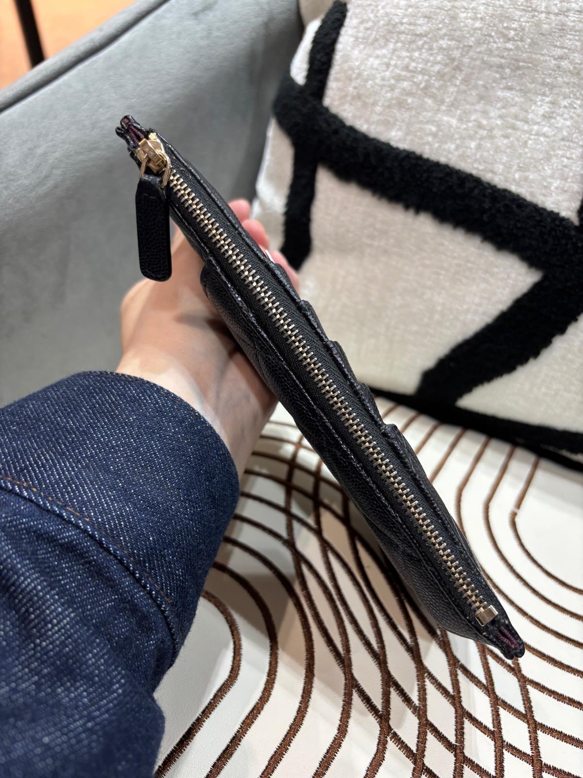 Chanel zip wallet phone pouch 黑色荔枝牛皮金扣 100%Authentic,98%new✅card ✅dust bag 