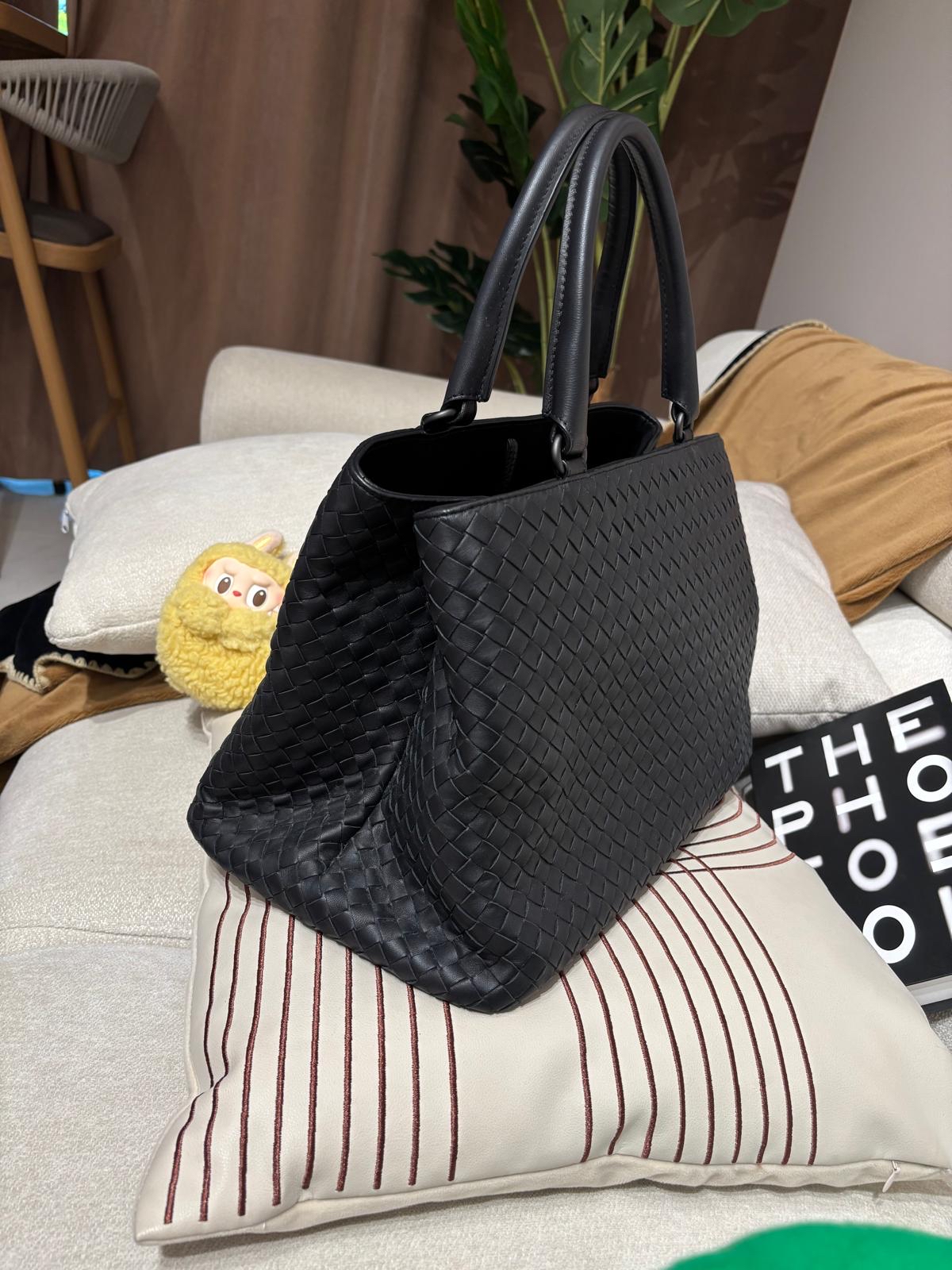 Bottega Venetia BV Shoulder Bag 100%Authentic, 98%New ✅Dust bag