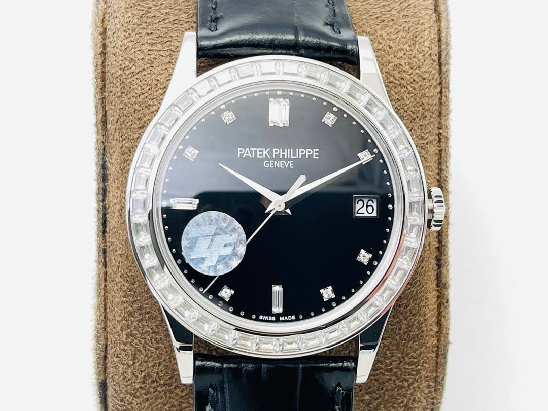 2021心诚所致，震撼推出精细美学代表之作——百达.翡丽古典表系列——5296V3版！【细节升级如下】腕表尺寸38mmX9mm 薄而有质！🤩😍 1⃣️完善表壳细节，提升打磨质量，独家还原出正品的完美比例和特有质感。 2⃣️刻度，指针采用最新的贵金属电镀技术加持，效果更佳出彩！ 3⃣️“锅盖型”微凸蓝宝表镜，版型与正品一致，效果通透，辨时清晰。 4⃣️【引领一体机时代】采用定制版Cal.324一体机——更薄，更稳，更像。 【表带】经典意大利小牛皮表带，纹路清晰，质感上乘。针式表扣打磨齐整光亮，通用原装无压力。