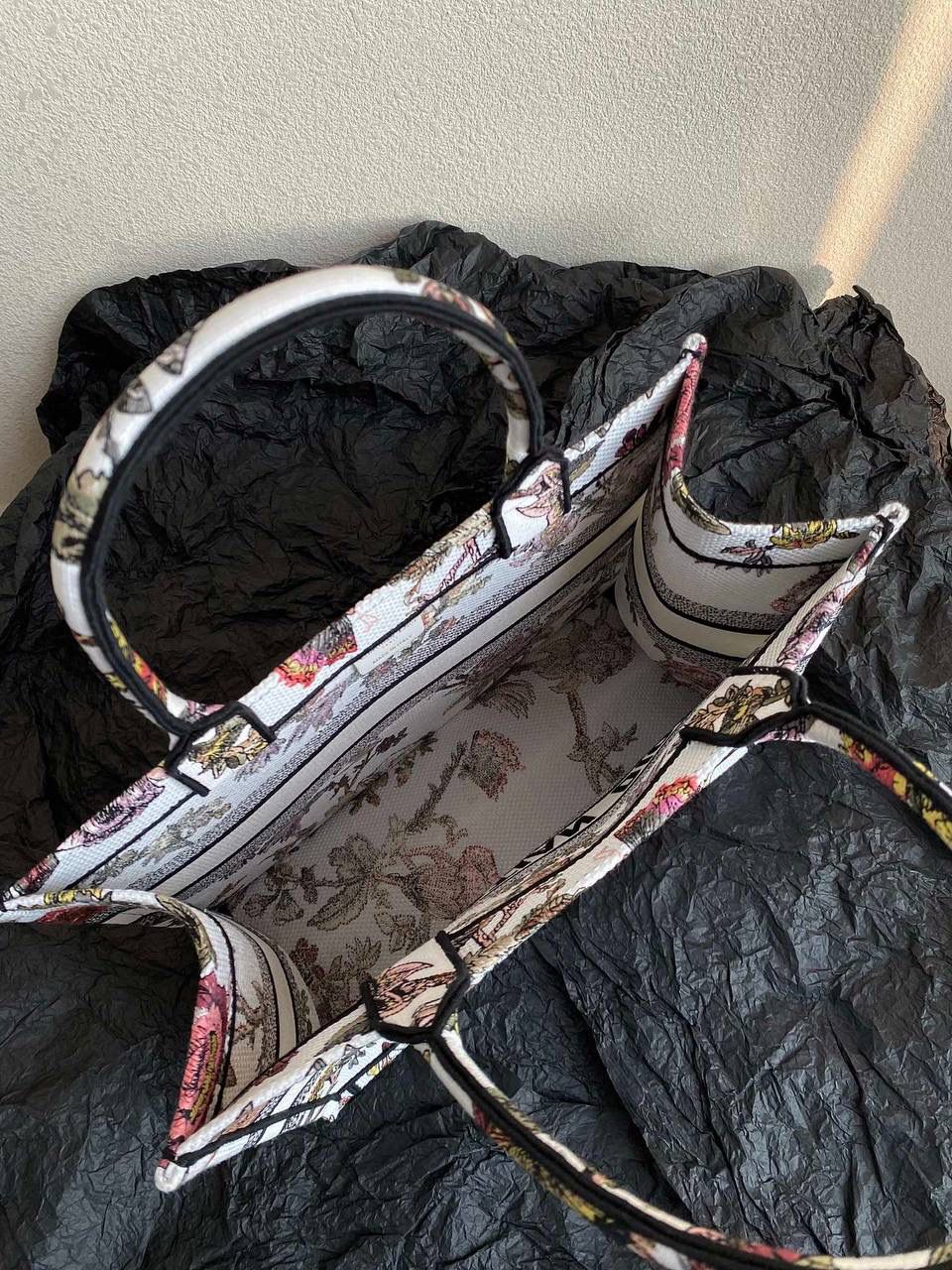 🈶植物花园，白色中号 𝗖𝗗 𝗕𝗼𝗼𝗸 𝗧𝗼𝘁𝗲 23早春度假系 浪漫的花卉刺绣，细节感非常强了💐🎀 栩栩如生，不言而喻的精湛刺绣工艺 握住只有你的花花世界吧 36×27×16cm