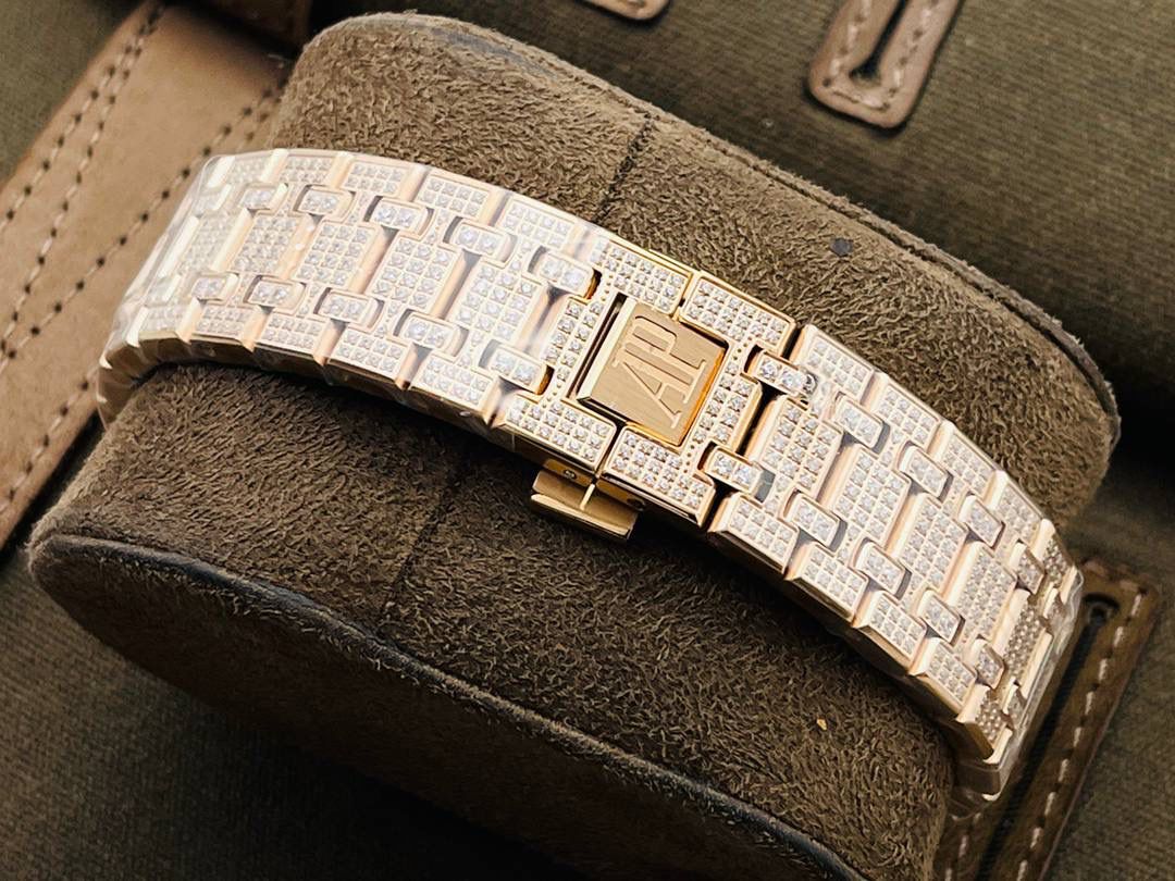 市场V4最高版本 爱.彼皇家橡树15400满天星系列腕表！ 1⃣️搭载进口9015机芯机械改装Cal.3120机芯，走时精准！ 2⃣️直径41MM！厚度9.8MM！ 3⃣️全表采用高亮度钻镶嵌，技艺精湛，不掉钻！ 4⃣️采用圈口可拆卸结构，市场大部分版本圈口不能拆卸！ 5⃣️316L全钢精磨工艺，质感更好！ 6⃣️全钻表盘，搭载高端指针！