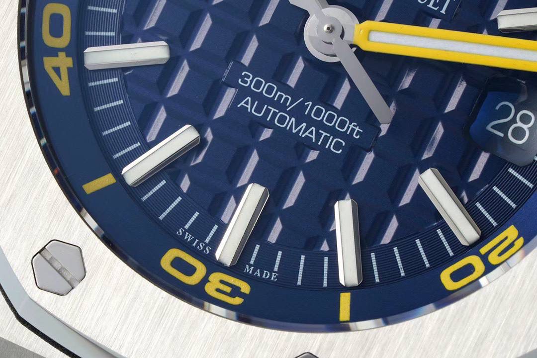 IPF打造经典——爱彼15710潜水之王！3120一体机芯，打造内在外在最强复刻 1.表壳采用多次打磨，只为了棱角数据吻合，材质触摸感觉一致； 2.最强机芯夹板打磨，特调色18K玫瑰金自动托颜色； 3.最人性化的可松动头粒缓冲区域，确保吻合原装设计； 4.最立体和最工整的盘面“饼干纹理”保证和正品一模一样： 5.最持久的夜光和对的最齐的内应刻度，IPF直击重点。 6.采用原装一致的装配结构，做到细微一致！ 7.最接近原装的指针，切面锋利整齐无毛刺； 8.最接近原装日历放大镜，通透性市面最强； 9.最强蓝宝镜面通透感官，并镀有防眩晕增透镀膜； 最最主要的机芯：采用一体AP.CAL.3120机芯，功能稳定，动力储存原装一致的41小时，外观一致！潜水之王，重新归来！