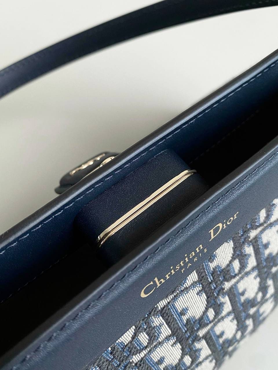 🈶 老花蓝中号 𝗗𝗜𝗢𝗥 𝗞𝗲𝘆手袋/腋下包 啊啊啊贵妇们还没买的都看过来 如此复古法式浪漫的包一定要拎在你手上 首批即出即断！都在翻单再翻单了！！ 早已大火全网时髦界，没有人不爱啊 独特的梯形包身➕细长手柄，优雅高贵 它的悬锁更是绝绝子，两个尺寸可选 小个子女生也可放心的冲大号 日常通勤什么大场合都能给你冲锋 拿捏得恰到好处，找不出一处缺点地方 真是把复古风玩得明明白白，美死了！！ 中号：27×16.5×13.5cm，#6098m 小号：22x12.5x12cm