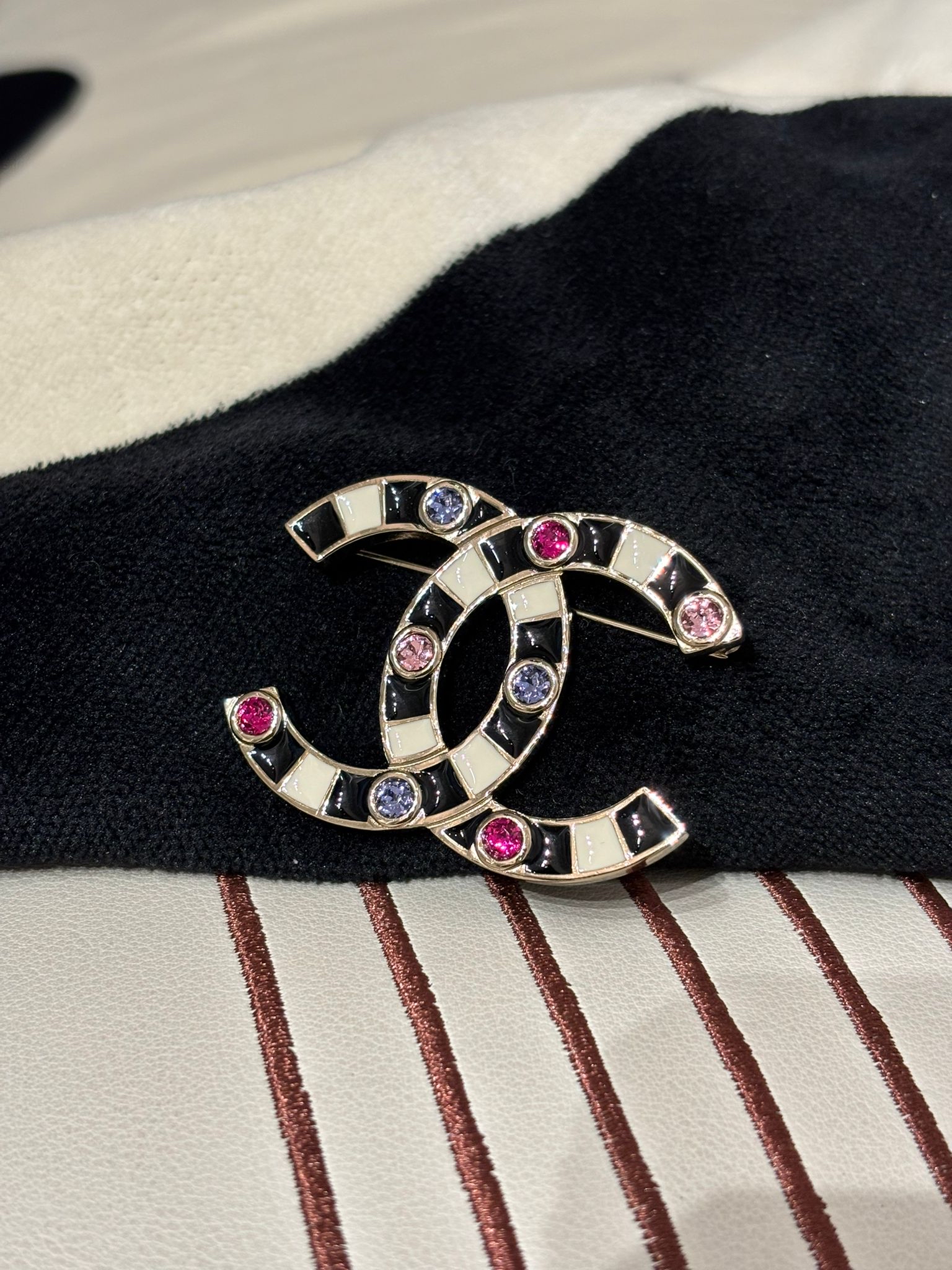 Chanel CC Brooch 巴洛克閃石 100%Authentic,99%New 