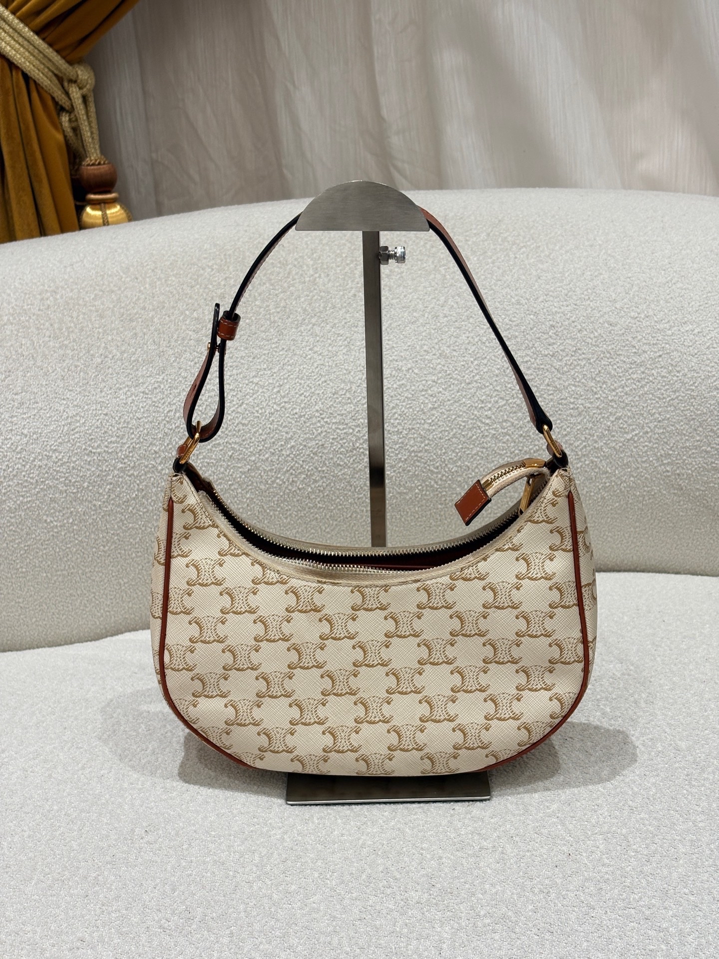 【預訂貨品】CELINE AVA 經典老花牛皮腋下包