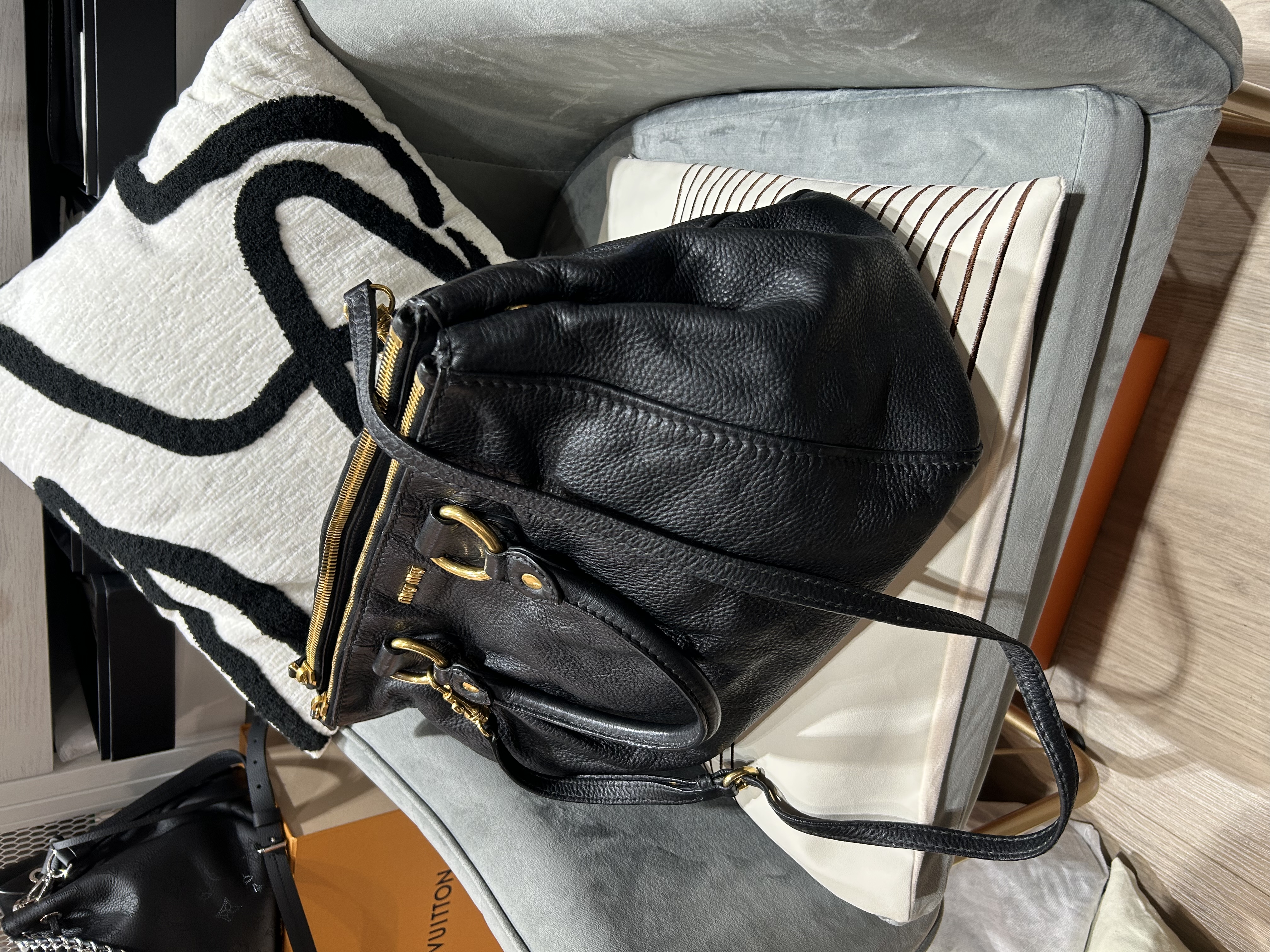 Miu Miu 2Way Bag 黑金 Calfskin shoulder bag 100%Authentic,92%new ✅dust bag  
