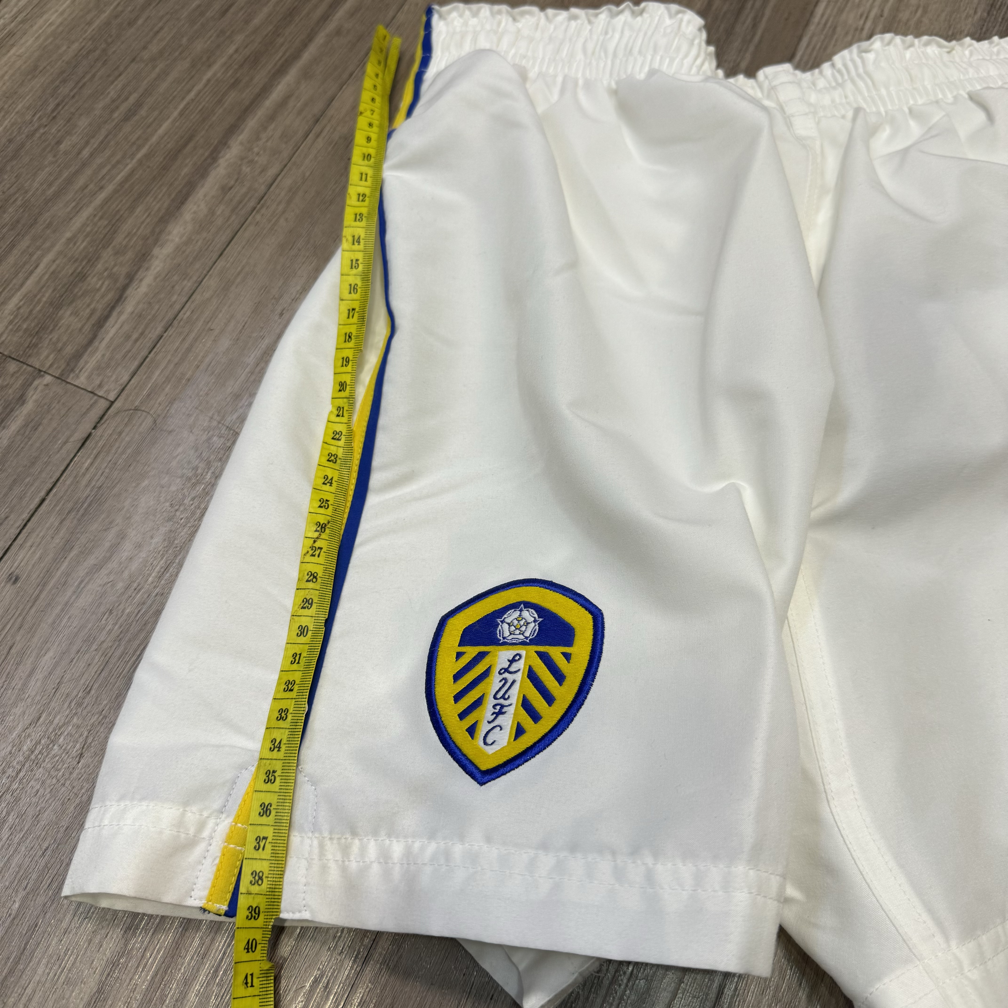 (Youth size)Leeds United 01/02 home short (Bnwt)