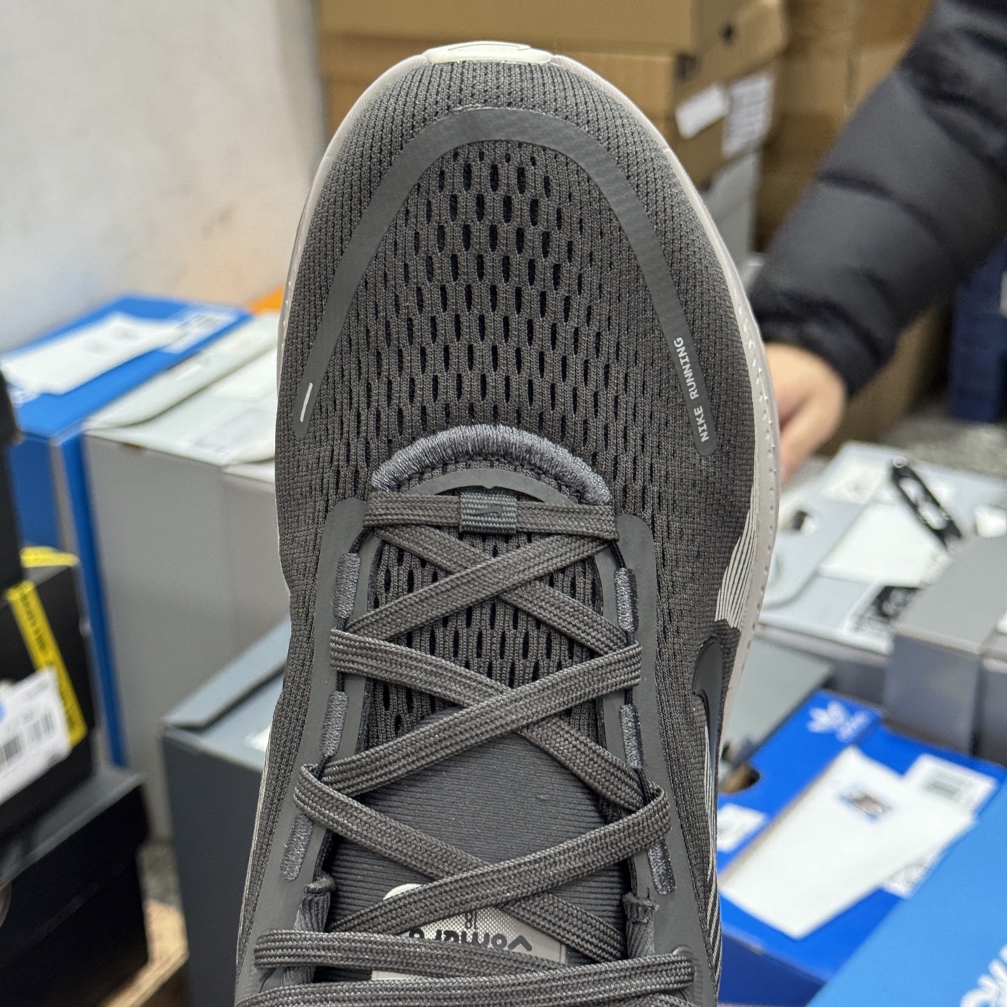 Nike Vomero 18 HM6803-215