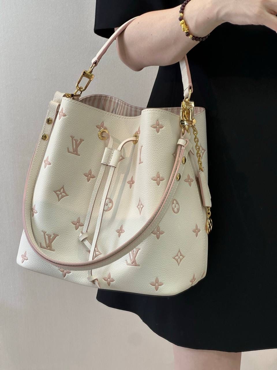 LV Neonoe 水桶包｜本季新款 💕 说到 LV 水桶包，Neonoe 一定是人气王！第一眼就被这个奶油粉打中 💗 不是那种甜腻粉，是带一点灰调的莫兰迪粉， 高级又温柔，春夏背真的很加分～ 黄皮姐妹也完全 OK 👍