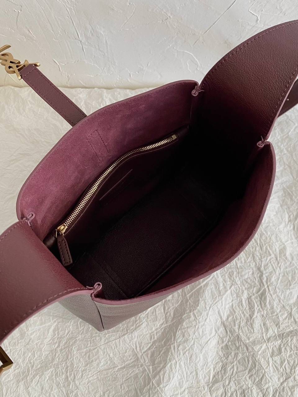 【已更新最新细节⚠️】 ys1 hobo bag腋下包酒红色🫘 我和你们说，这只包看着普普通通 但是上身是真的很好看！ 第一次看到他们家有这种慵懒的腋下包 整个包都是柔软的原厂胎牛皮 又轻容量又大，真的很～～好背 这只包的灵魂在于圆滚滚中又有型 市场很多做得太挺括硬朗，那种货打咩啊❌ ZP开发⚠️全套包装哦～ 23×22×8.5cm713938m