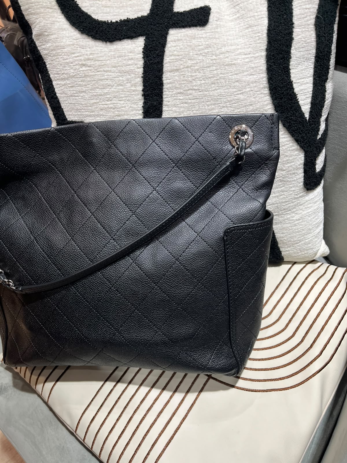 Chanel Shoulder Bag Calfskin 黑色魚子醬牛皮100%Authentic, 98%New ✅19 Card✅Dust bag