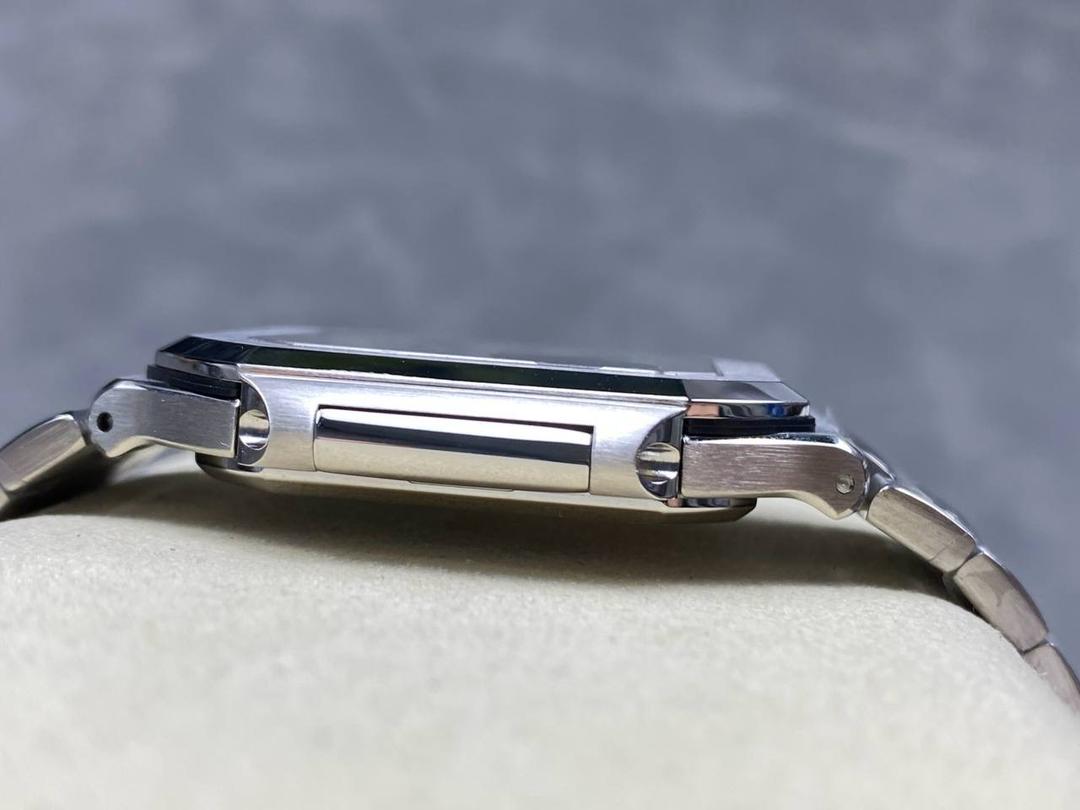 百达翡丽 方形 新系列CUBITUS 5821腕表 亮点特色：1️⃣机芯:搭载定制9015改Cal.26-330 SC一体机，调时不停秒，调时不停秒，摆轮位置均与正品一致，自动上链机芯。2️⃣钢带:316L定制级人体工程学表带，新扣款式。3️⃣表壳:尺寸45毫米厚度仅8.3mm，为表壳对角线长度(即10点位至4点位),因为表壳近似于方形，上下边的宽度会小于这一数值，所以视觉效果并不是很大。 搭配上，5821属于运动风格腕表，日常搭配正装和休闲风格也可以。